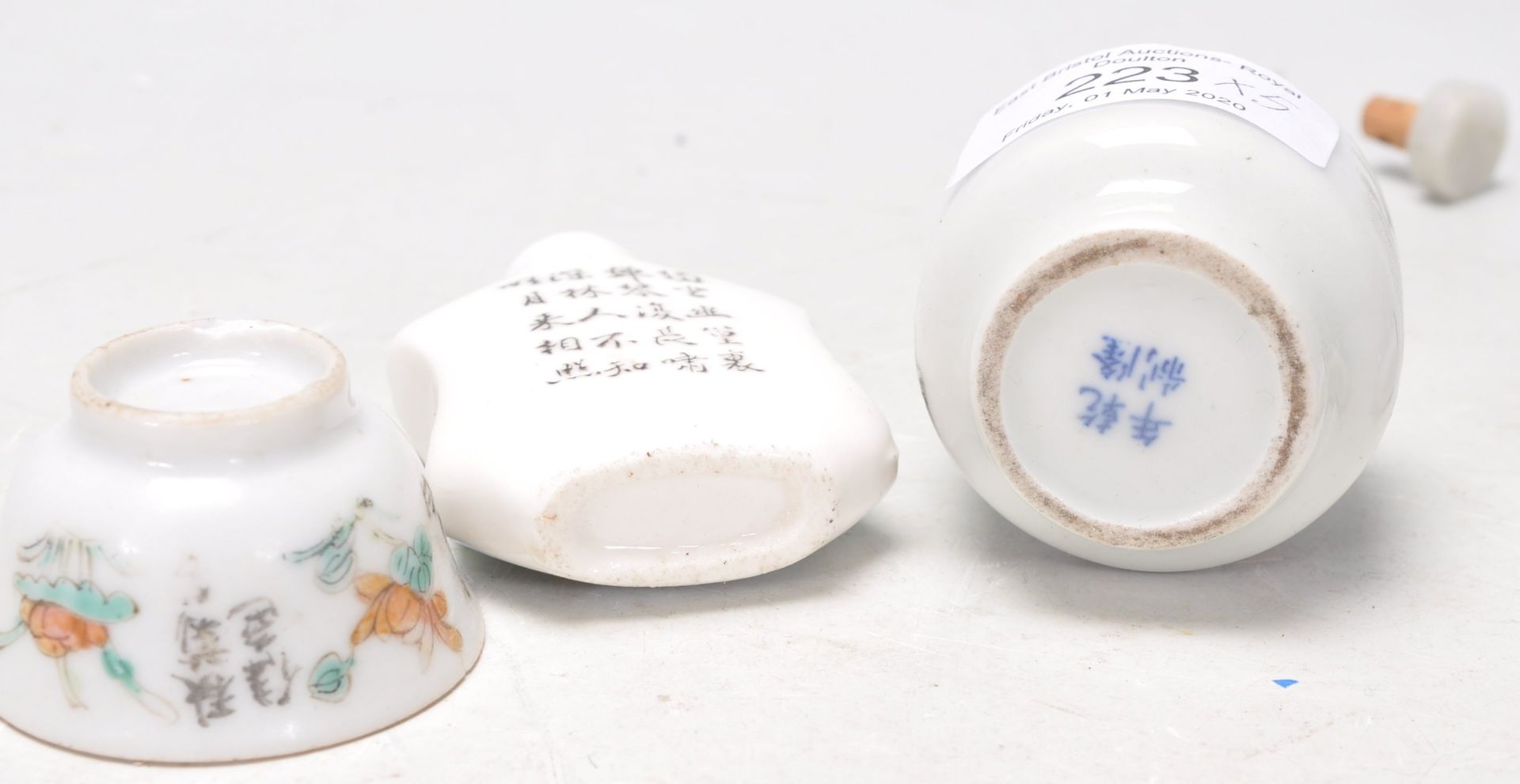 A collection of 20th Century Chinese ceramic scent bottles to include a small printed bottle - Bild 8 aus 9