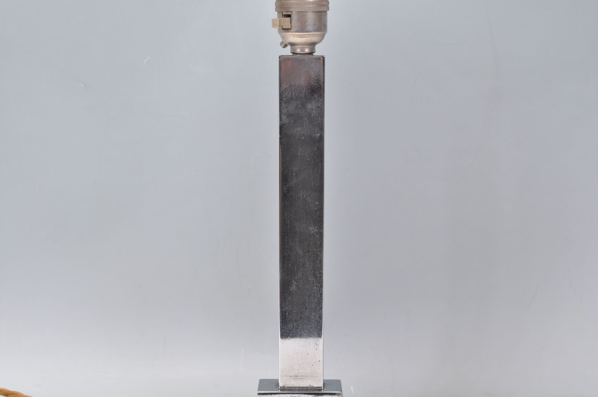 A good vintage 20th Century Art Deco chrome table lamp raised on a stepped base having a white glass - Bild 3 aus 6