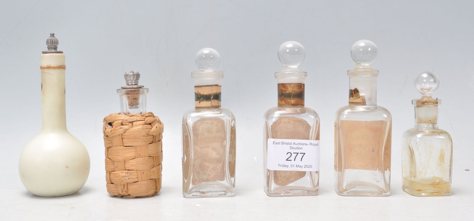 A collection of early 20th Century antique advertising perfume scent bottles, most of square form - Bild 3 aus 6