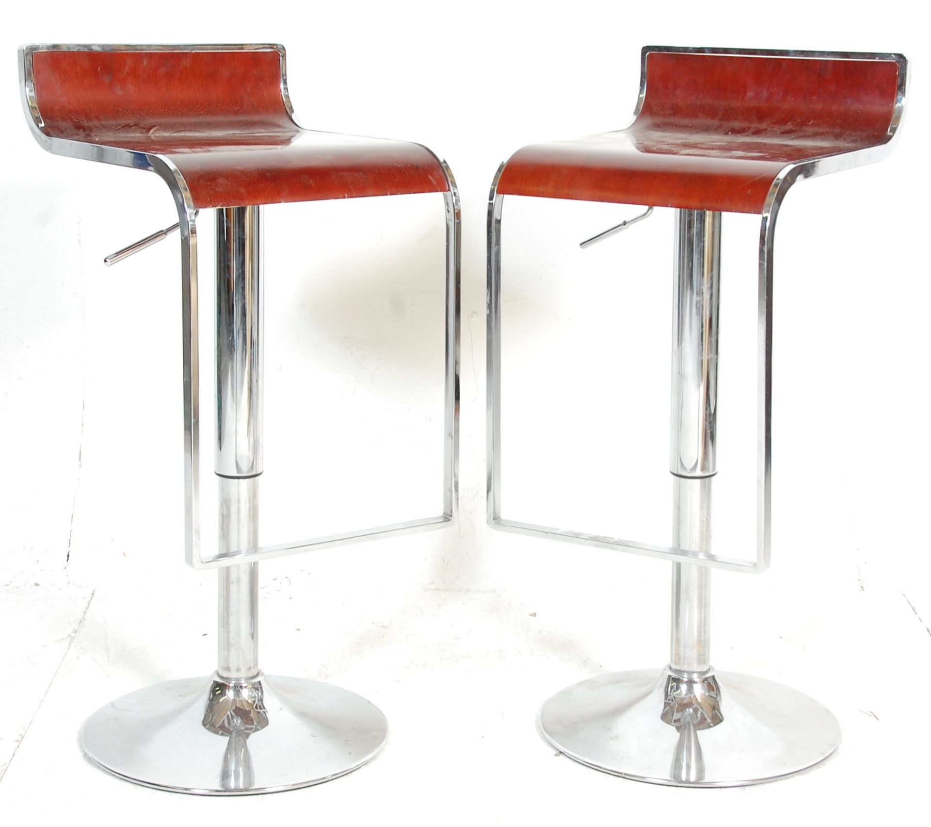 A good pair of retro style chrome bar / breakfast stools raised on round bases with drop down
