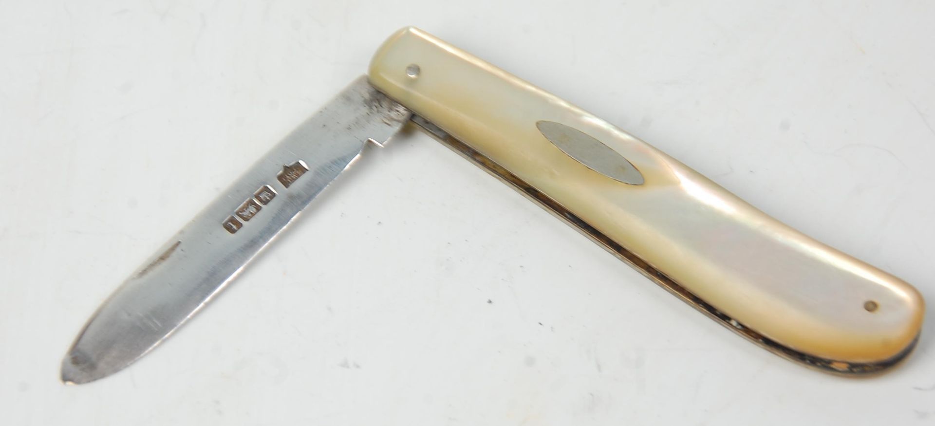 An early 20th Century mother of pearl handled fruit knife having a silver hallmarked blade. - Bild 2 aus 5