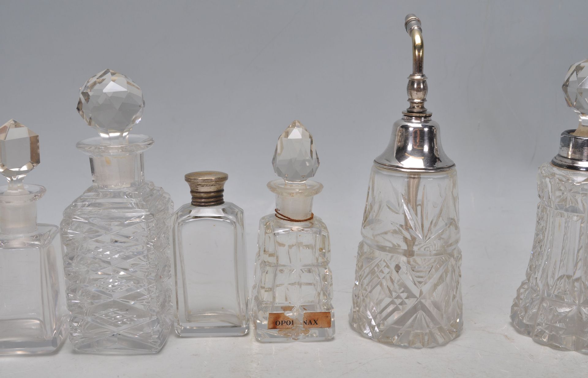 A collection of antique and vintage cut glass perfume / scent bottles to include a 1920's Art Deco - Bild 3 aus 6