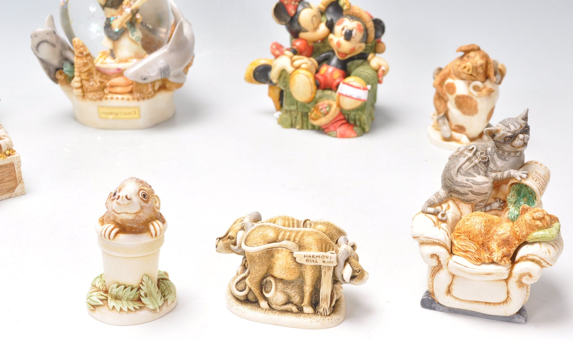 A group of ten Harmony Kingdom resin novelty figurines / boxes to include 'Holding Court II' snow - Bild 4 aus 8