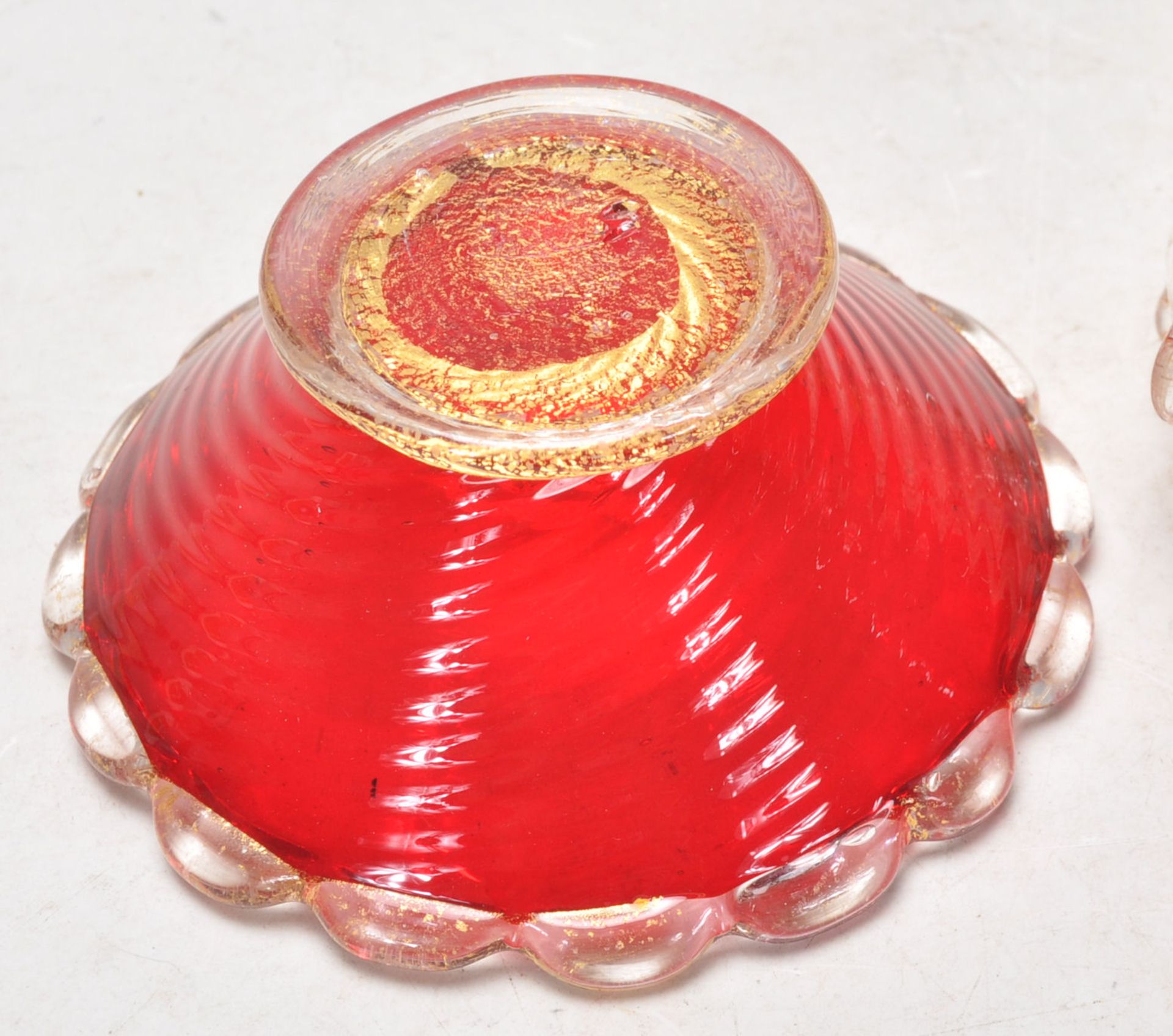 A group of 20th Century Venetian Murano glass ruby glass ornaments to include a spiral form - Bild 7 aus 8