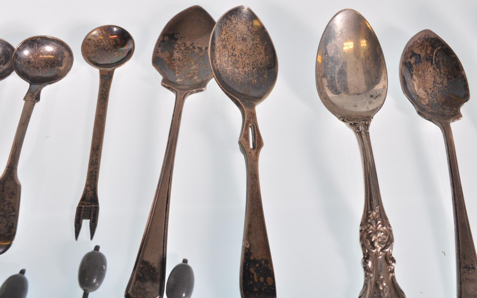 A mixed group of silver flatware dating from the 1 - Bild 3 aus 6