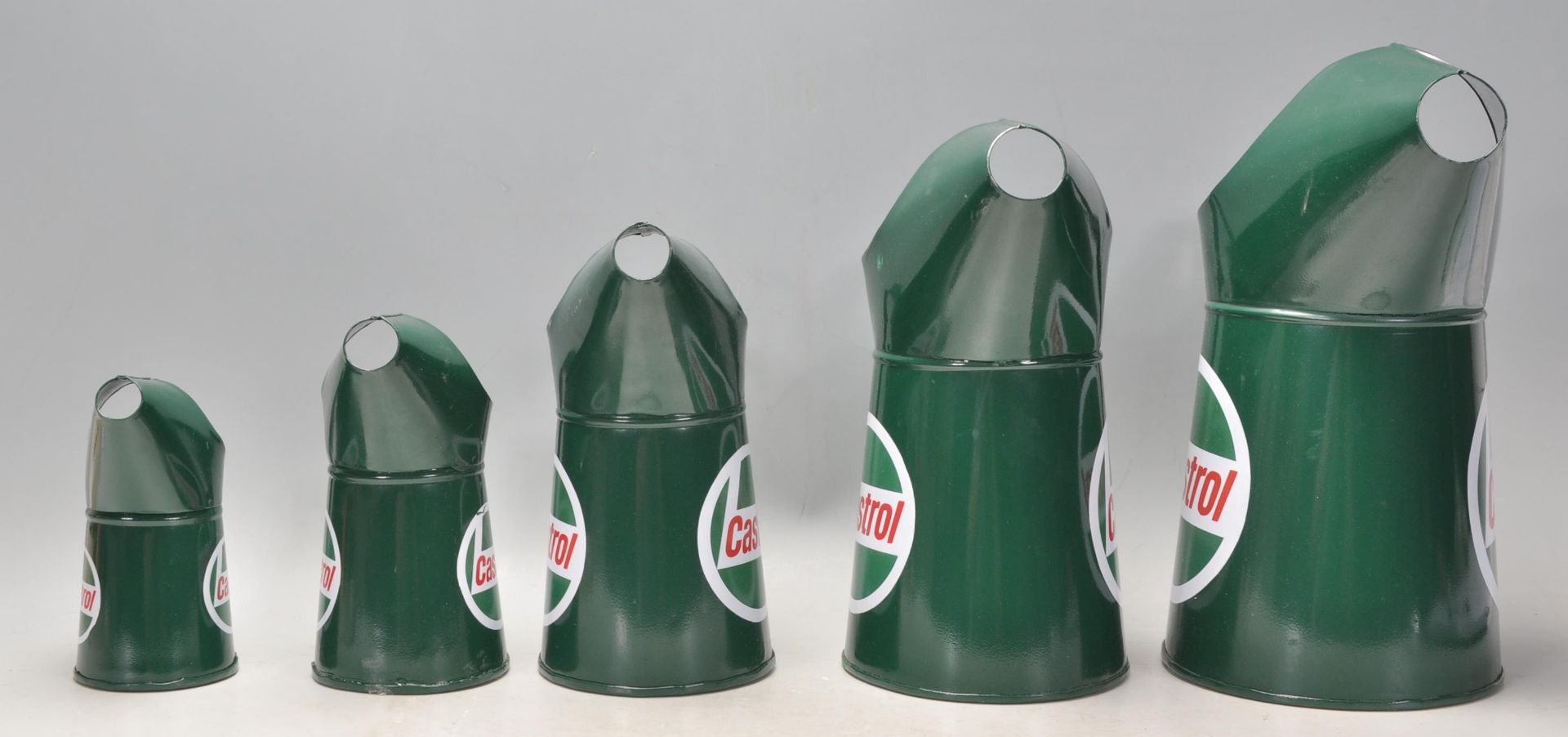 A good group of five graduating Castrol advertising oil measure jugs finished in green. - Bild 2 aus 5
