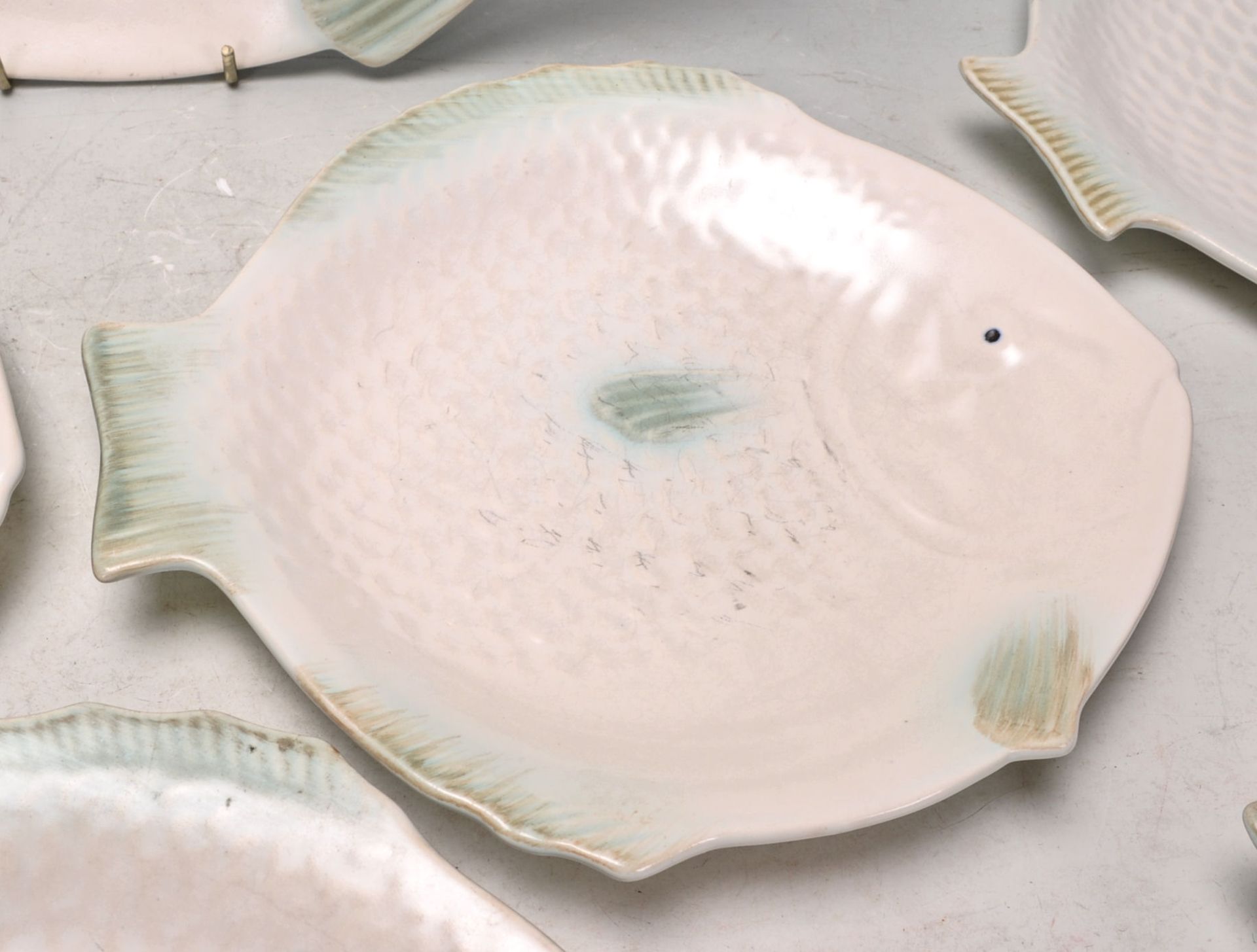 A set of vintage retro Shorter & Son fish plates having a white ground with mint green accents, - Bild 6 aus 10