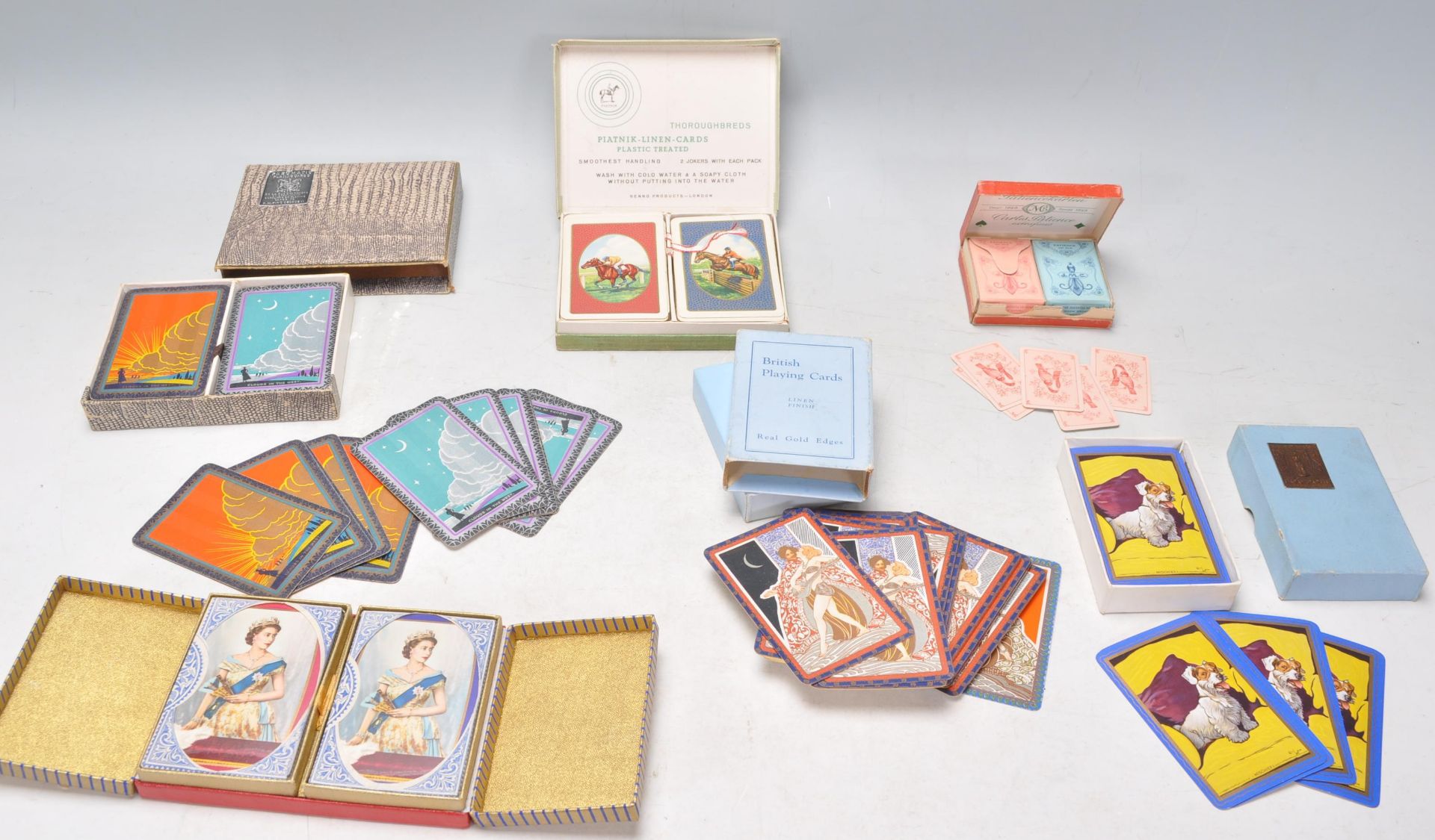 A collection of vintage playing cards to include a selection of boxed sets including Waddington, - Bild 8 aus 17