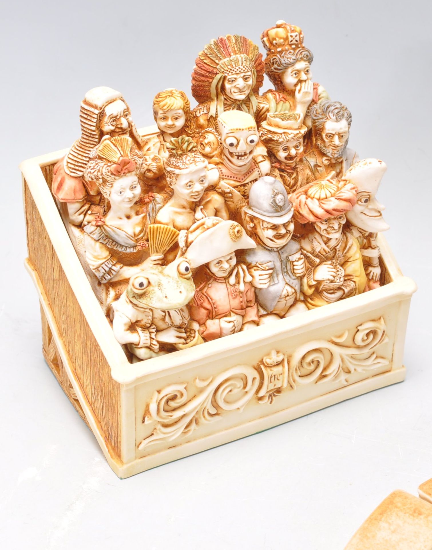 A group of Harmony Kingdom resin figurines in the form of a circus ring with spectators and - Bild 4 aus 7