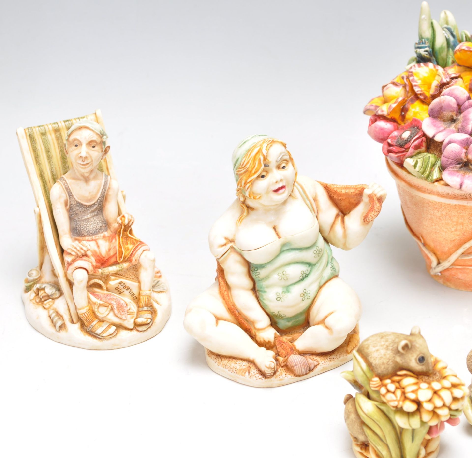 A collection of fifteen resin Harmony Kingdom garden related novelty figurines to include figures at - Bild 3 aus 7