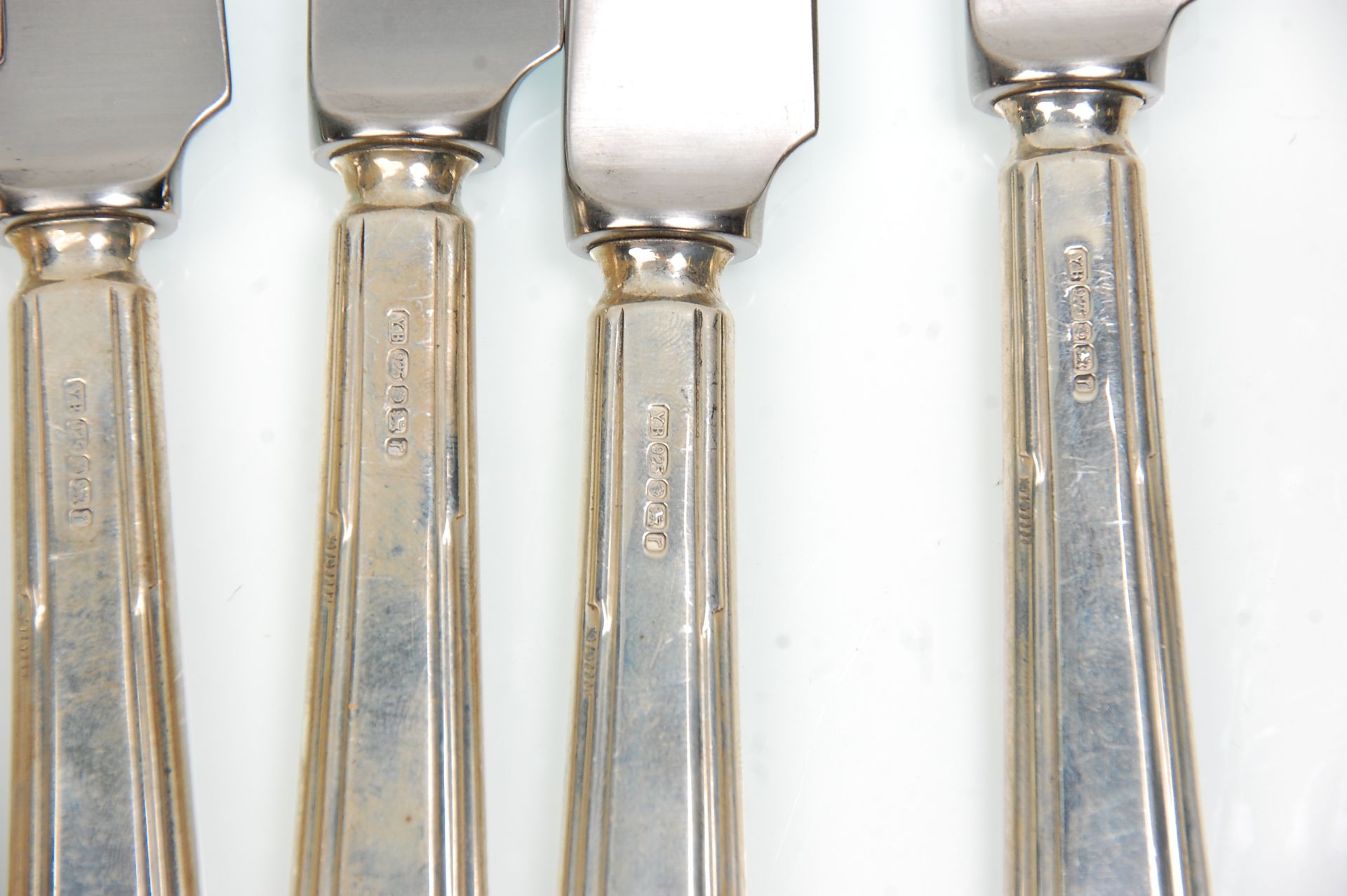 A set of 12 Yates Brothers silver handled knives, having stepped form handles. Each handle - Bild 6 aus 6