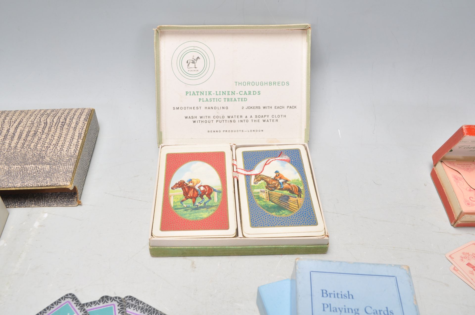 A collection of vintage playing cards to include a selection of boxed sets including Waddington, - Bild 13 aus 17