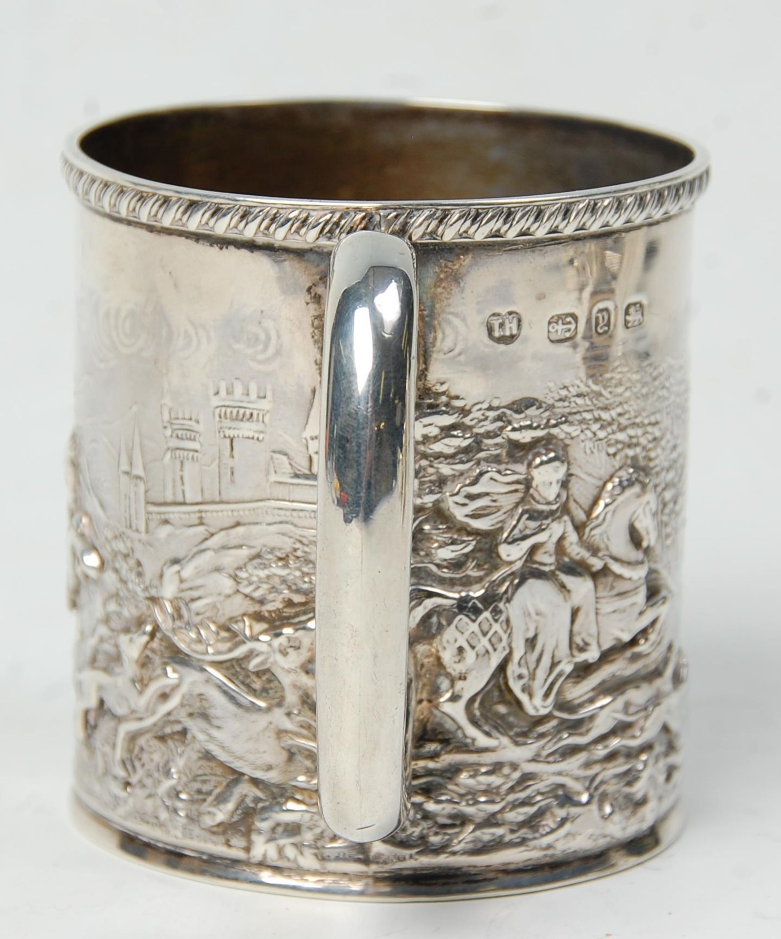 A late 19th Century Victorian silver hallmarked mug having repousse decoration depicting a - Bild 4 aus 6