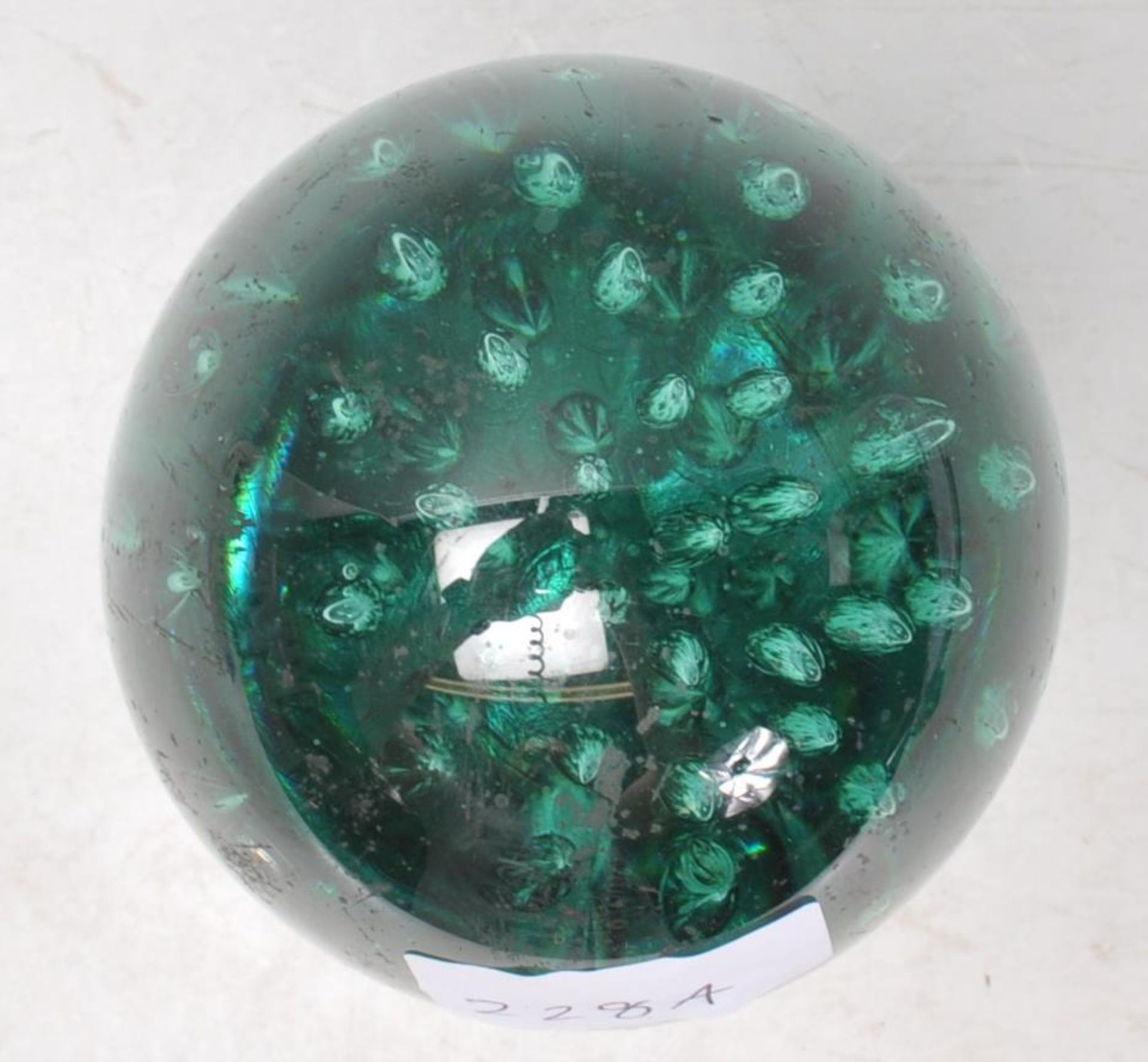 A 19th Century Victorian dump green glass paperweight of domed form with control bubble - Bild 5 aus 6