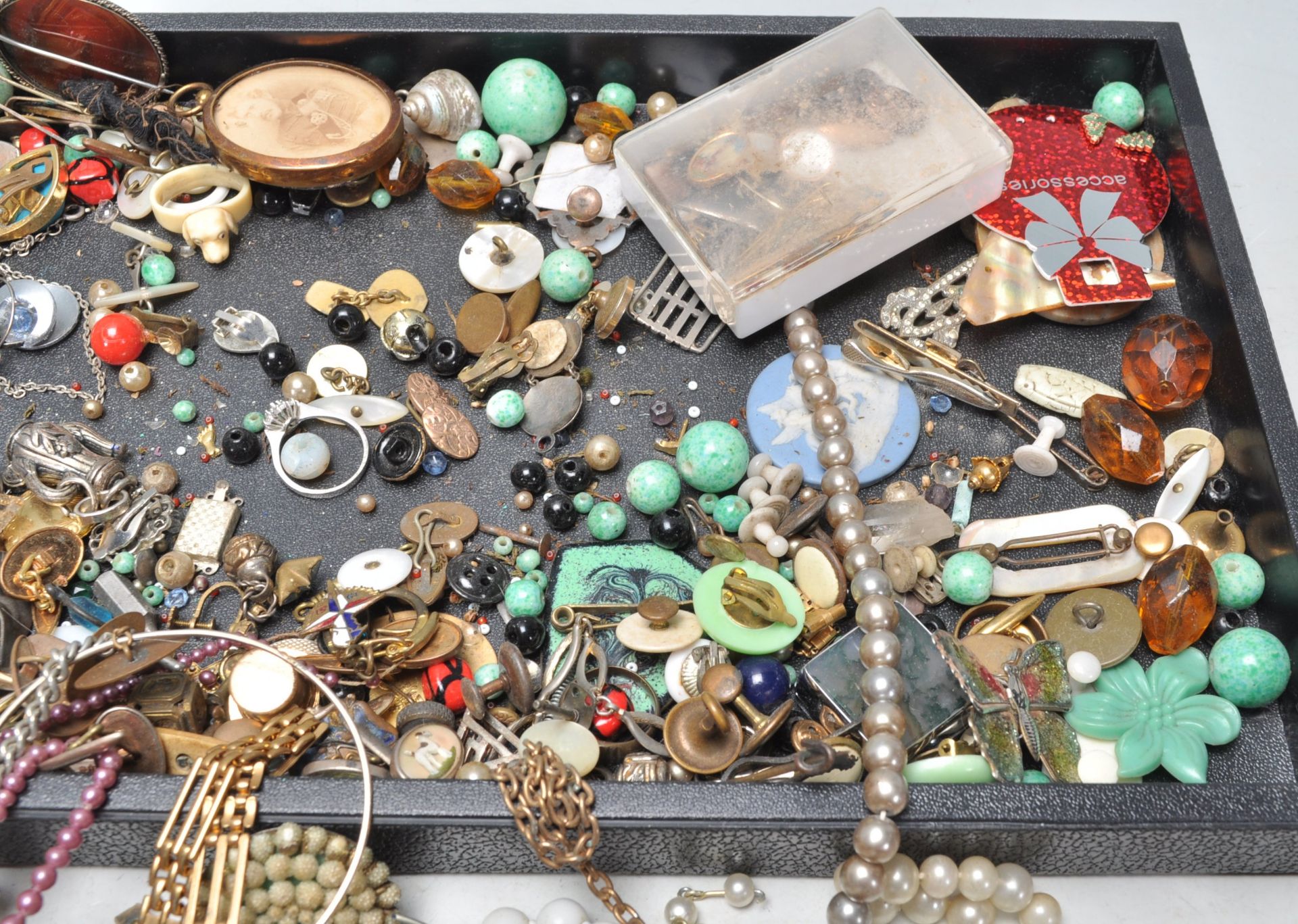 A collection of vintage ladies costume jewellery to include  good selection of beaded necklaces, a - Bild 7 aus 9