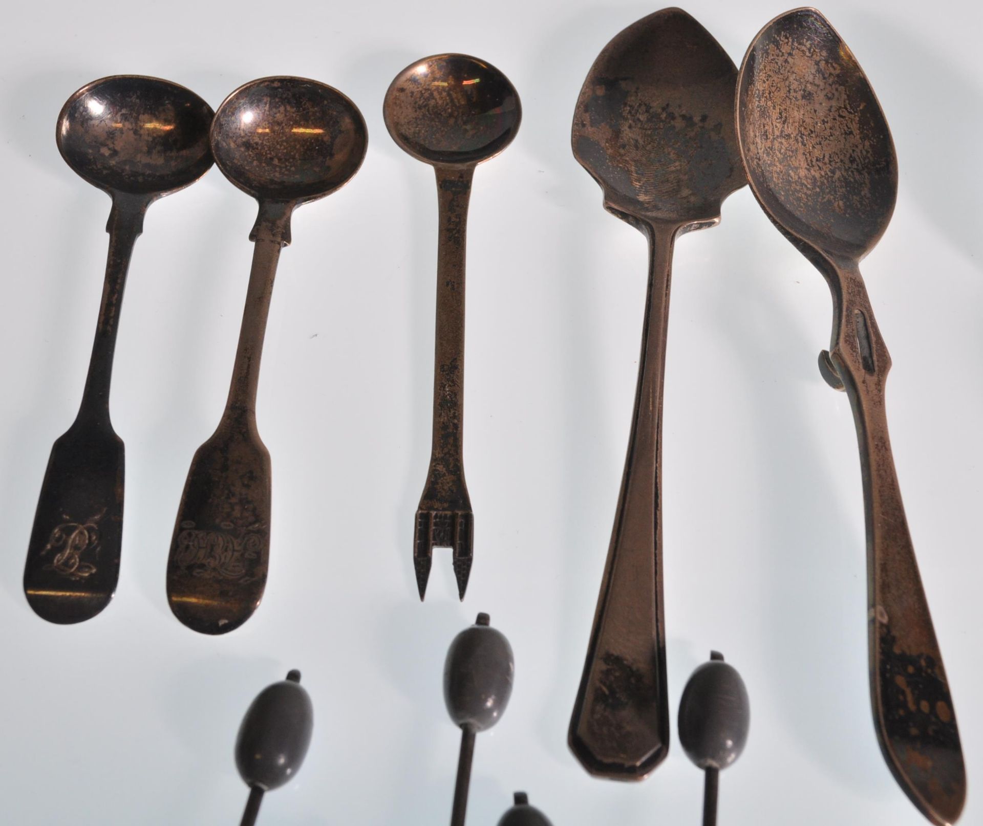 A mixed group of silver flatware dating from the 1 - Bild 4 aus 6