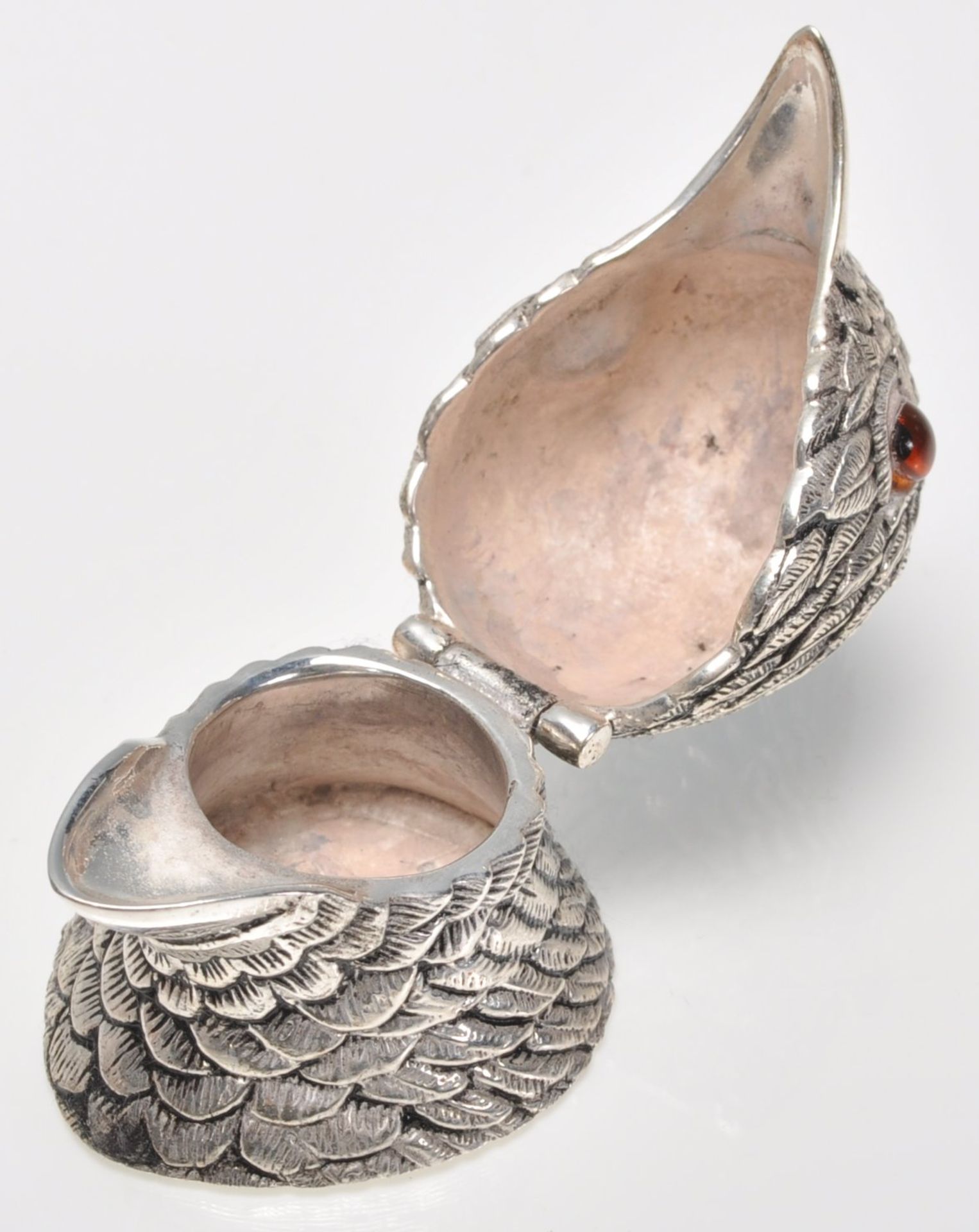 An unusual silver white metal inkwell in the form of a bird having detailed feather decoration being - Bild 6 aus 6