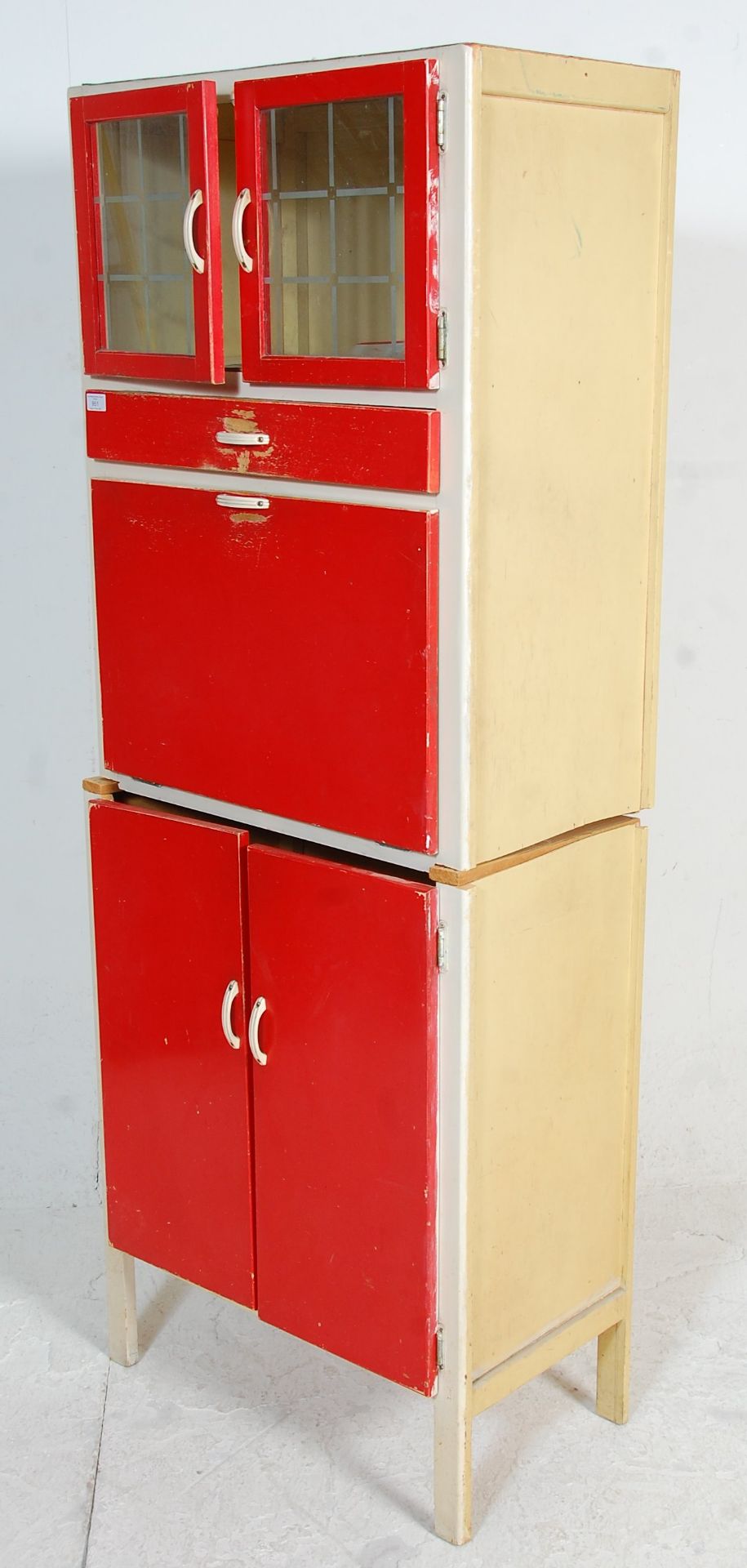 A vintage retro mid 20th Century 1950's kitchen unit having original red and white paint work, - Bild 6 aus 6