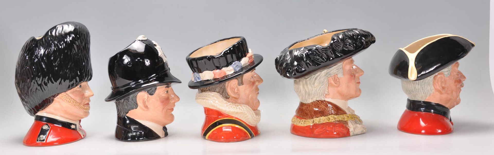 A group of five Royal Doulton English related ceramic Character / Toby jugs to include The Guardsman - Bild 2 aus 8