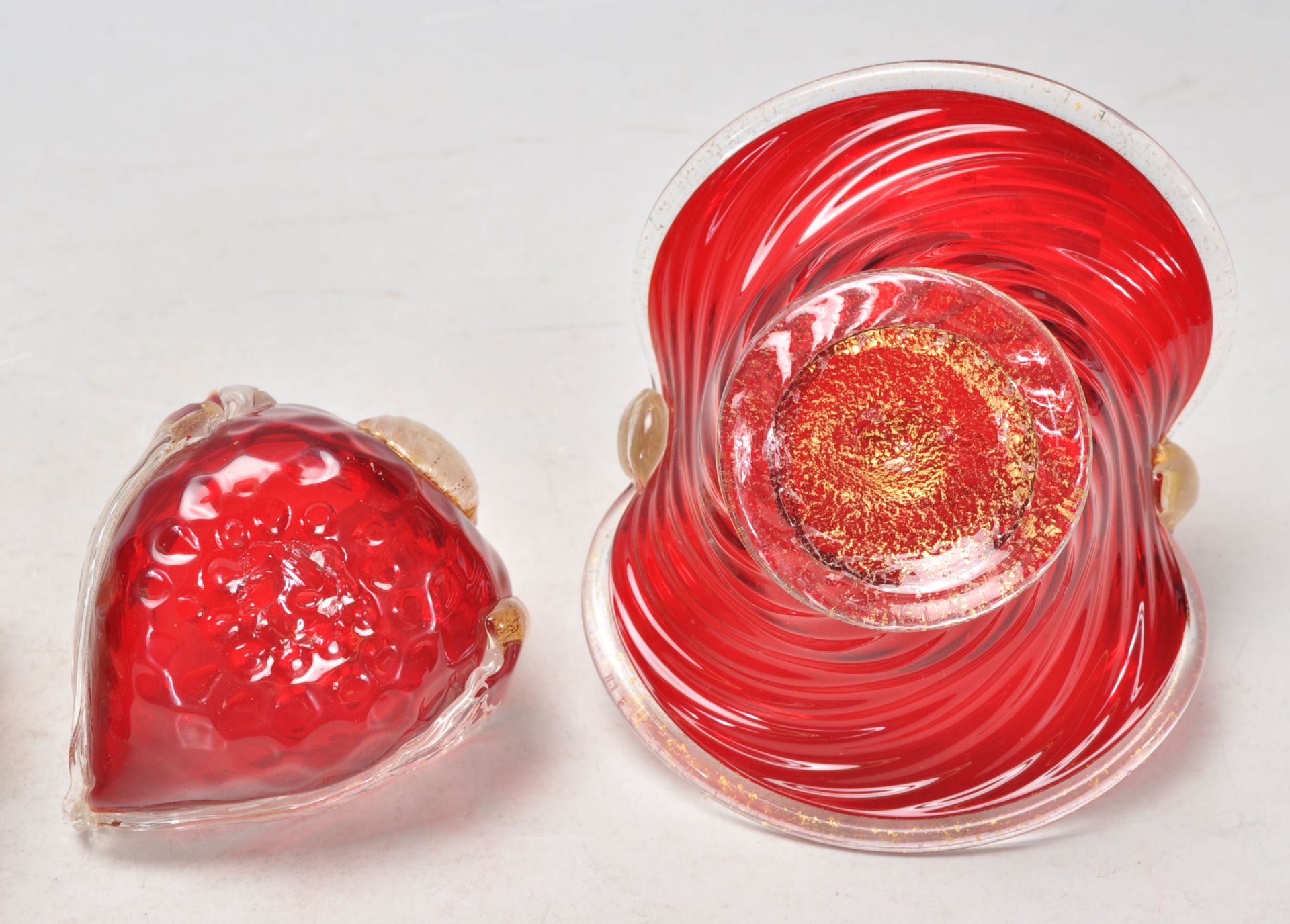 A group of 20th Century Venetian Murano glass ruby glass ornaments to include a spiral form - Bild 8 aus 8