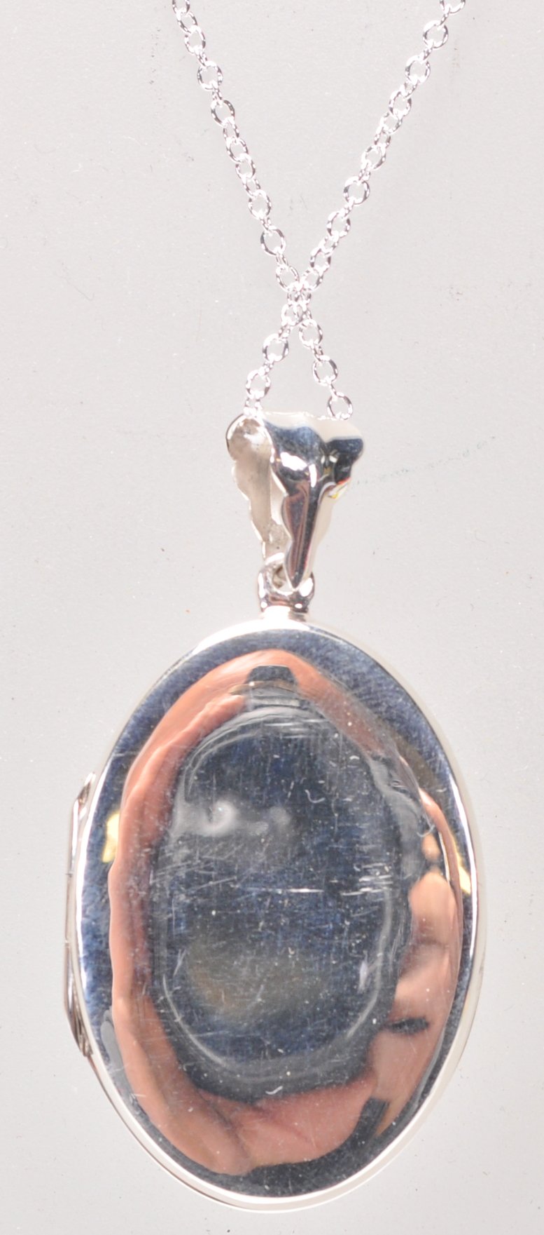 A stamped 925 silver pendant necklace having an oval locket with a raised cat wearing a collar set - Image 3 of 6