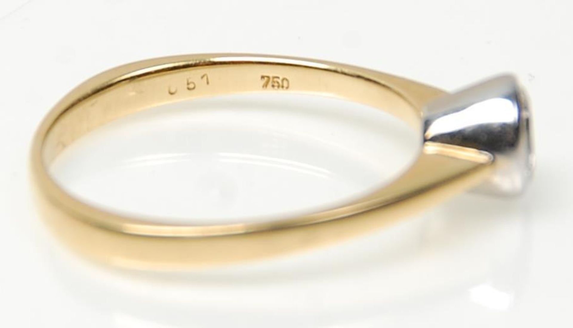 A stamped 750 18ct gold ring set with a round cut diamond of approx 0.5ct's. Weight 2.8g. Size O. - Bild 4 aus 6