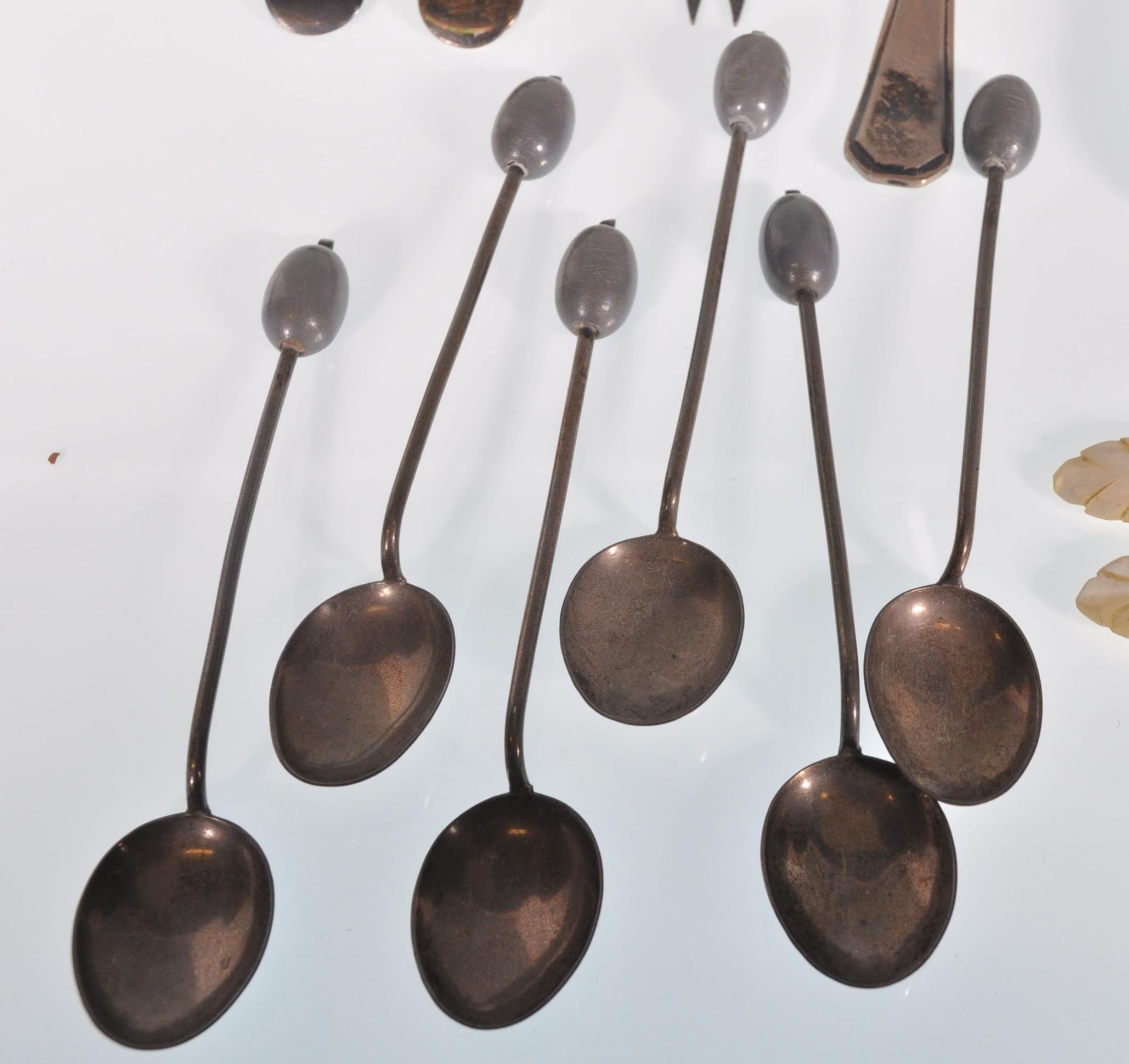 A mixed group of silver flatware dating from the 1 - Bild 5 aus 6