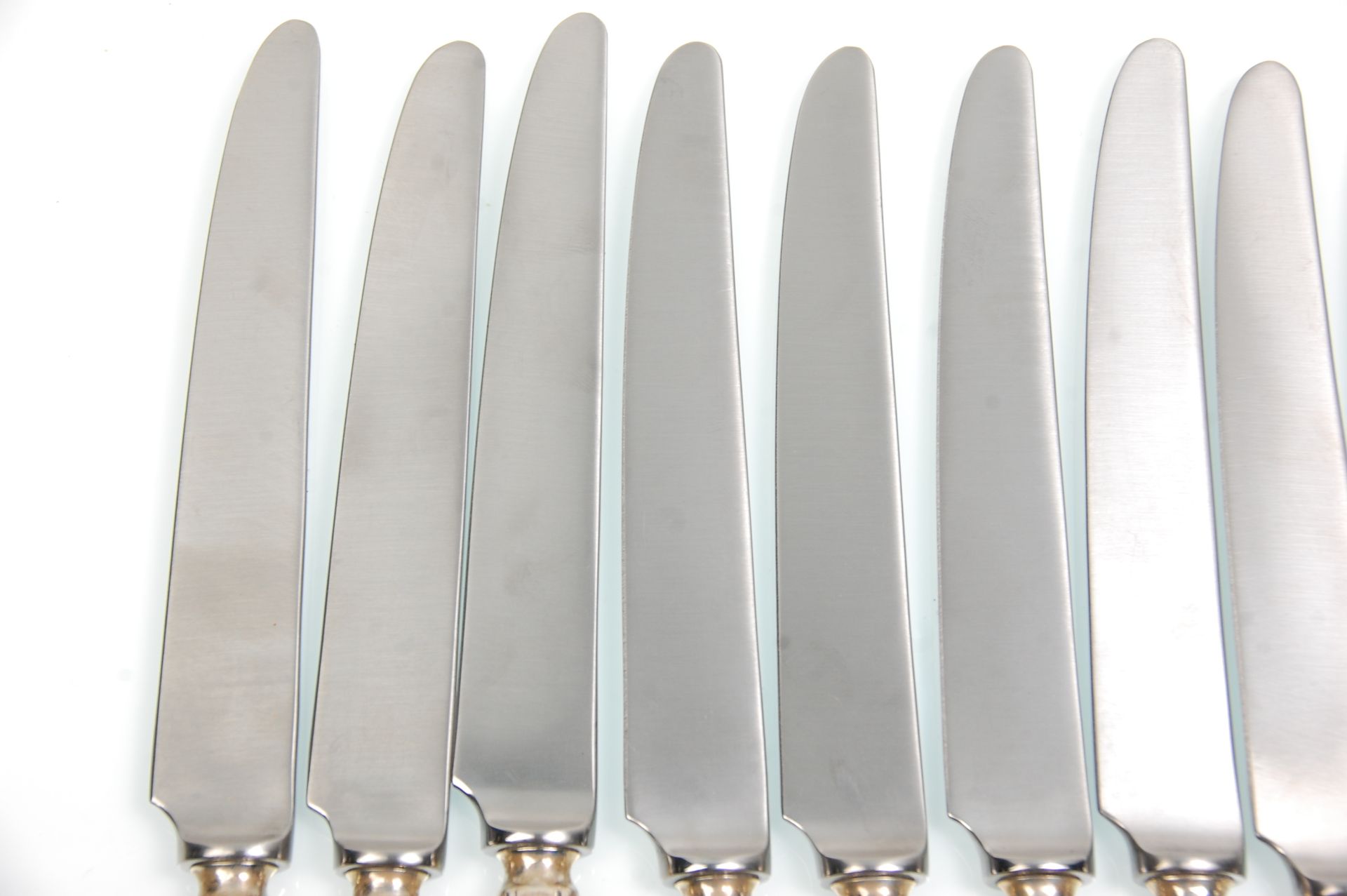 A set of 12 Yates Brothers silver handled knives, having stepped form handles. Each handle - Bild 3 aus 6