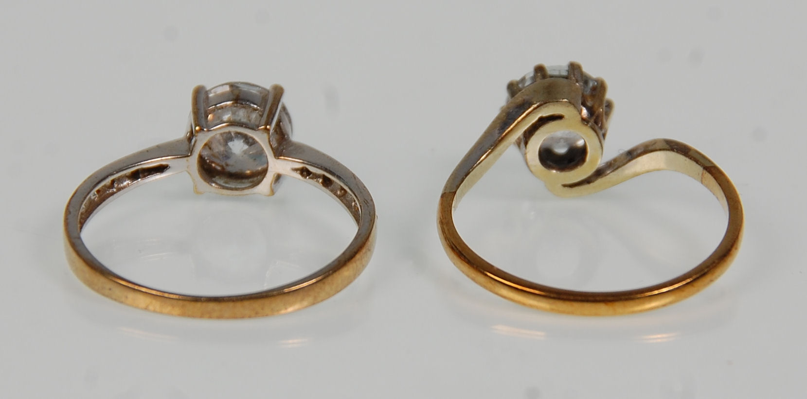 Two 9ct gold ladies rings. One set with a large single CZ stone to the center with white accent - Image 4 of 5