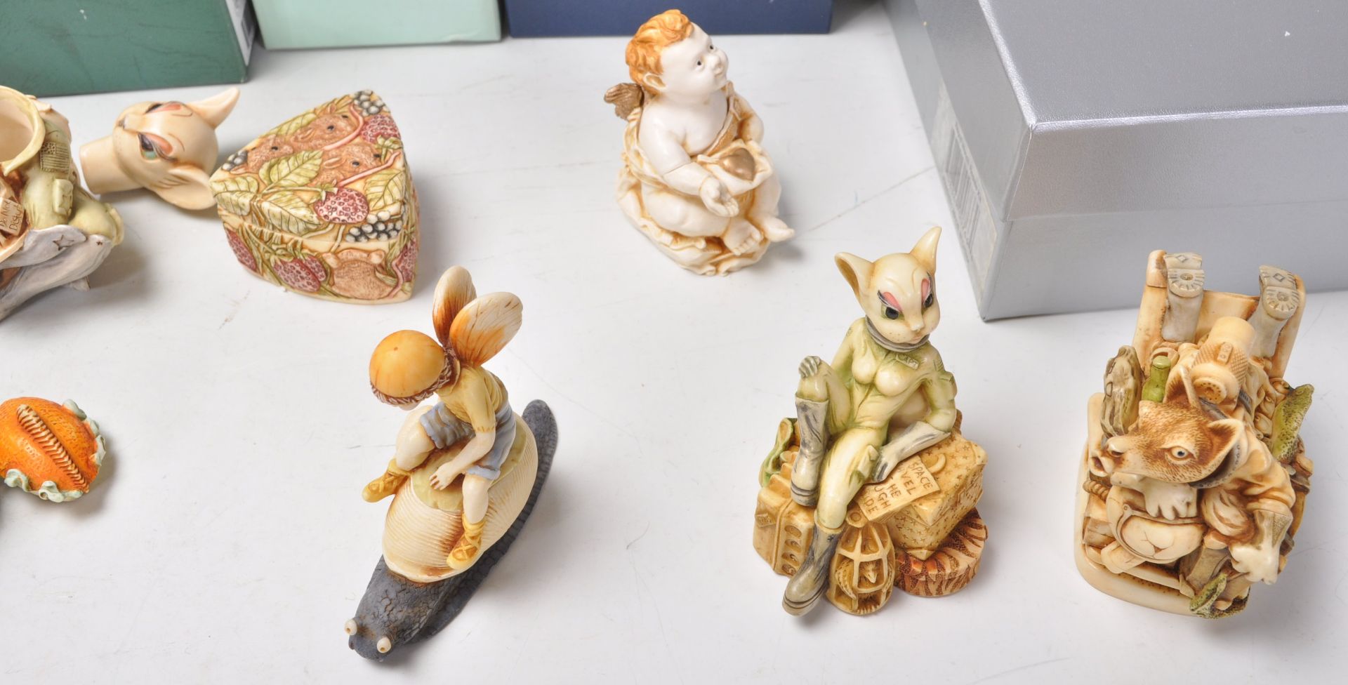 A mixed group of twelve carved resin figures / trinket pots to include examples from Harmony Garden, - Bild 7 aus 8