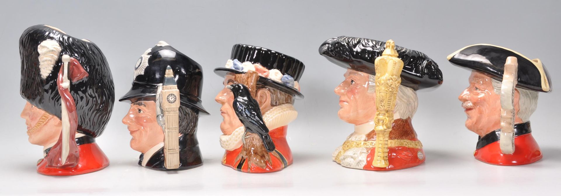 A group of five Royal Doulton English related ceramic Character / Toby jugs to include The Guardsman - Bild 4 aus 8