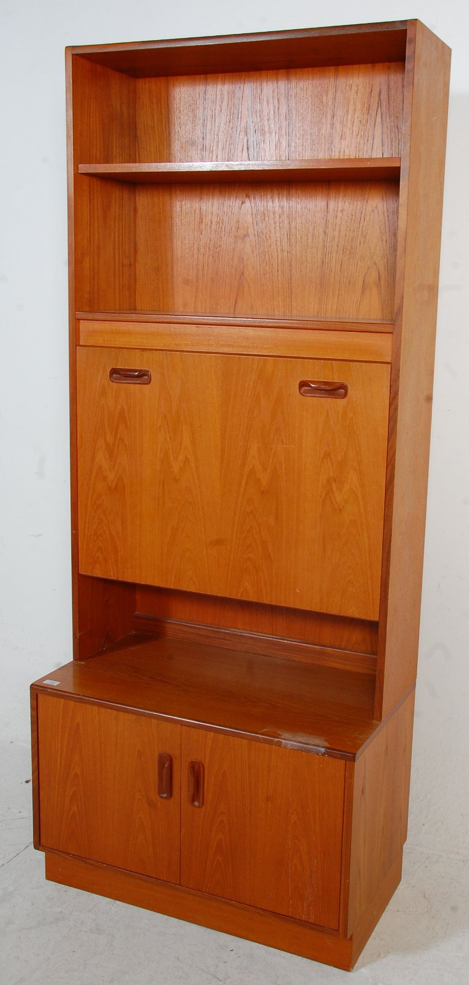 A vintage retro G Plan mid 20th Century teak wood wall unit  bookcase / drinks cabinet having a twin - Bild 6 aus 6