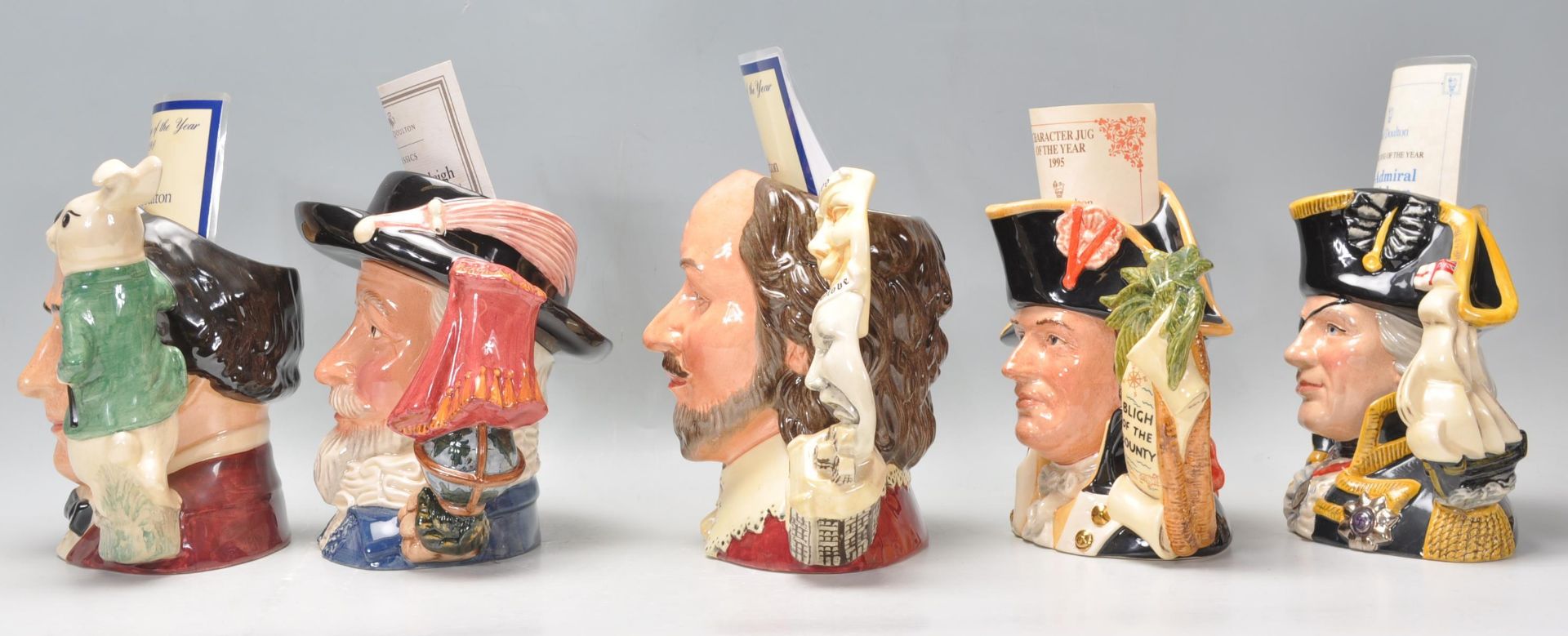 A group of five Royal Doulton ceramic character jugs to include Lewis Carroll D7096, Sir Walter - Bild 4 aus 8