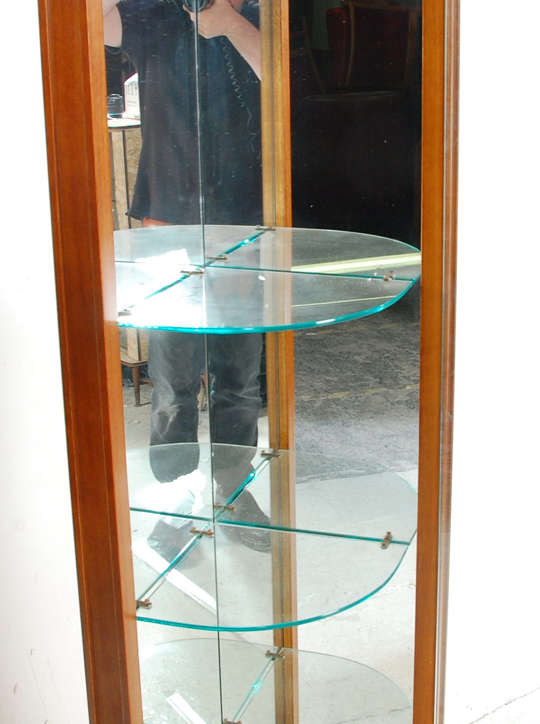A 20th Century vintage shop display corner cabinet having a glazed bow front with glass shelves - Image 4 of 5