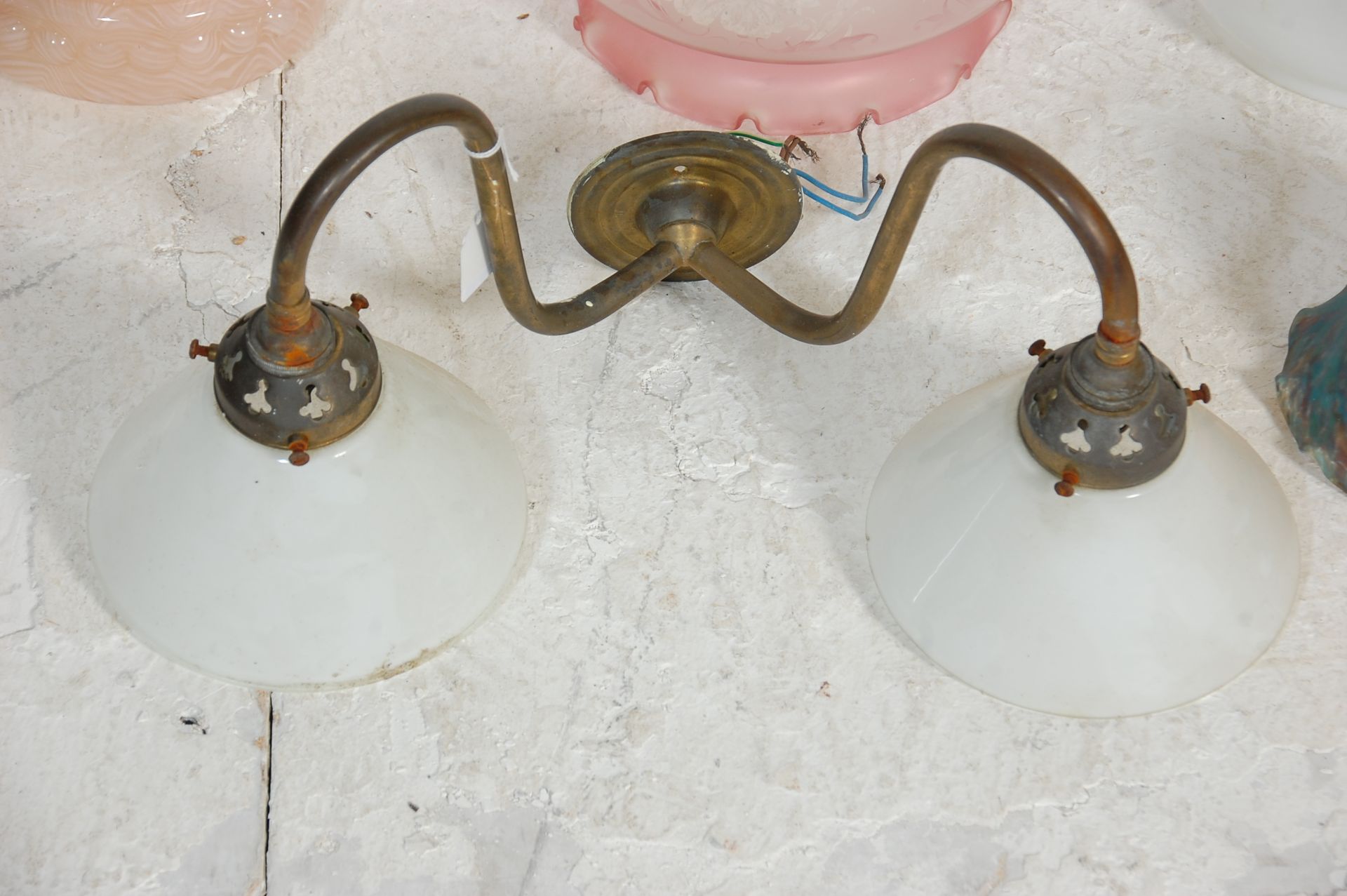 A good group of vintage glass shades dating from the early 20th Century to include Art Deco examples - Bild 3 aus 4