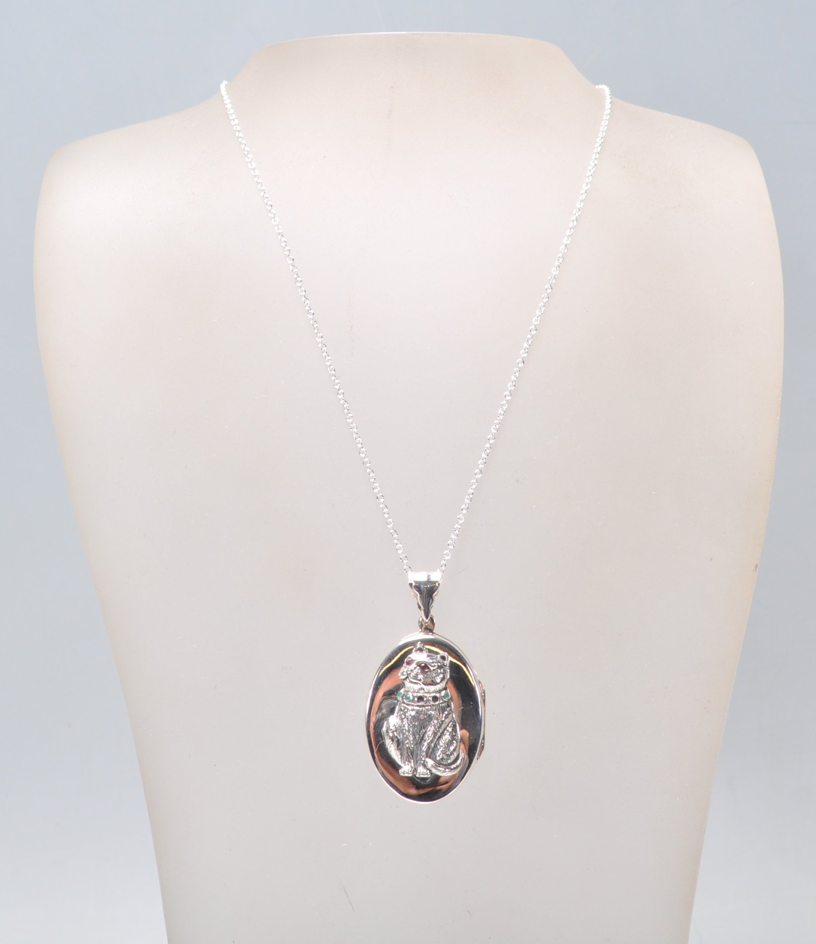 A stamped 925 silver pendant necklace having an oval locket with a raised cat wearing a collar set - Image 2 of 6