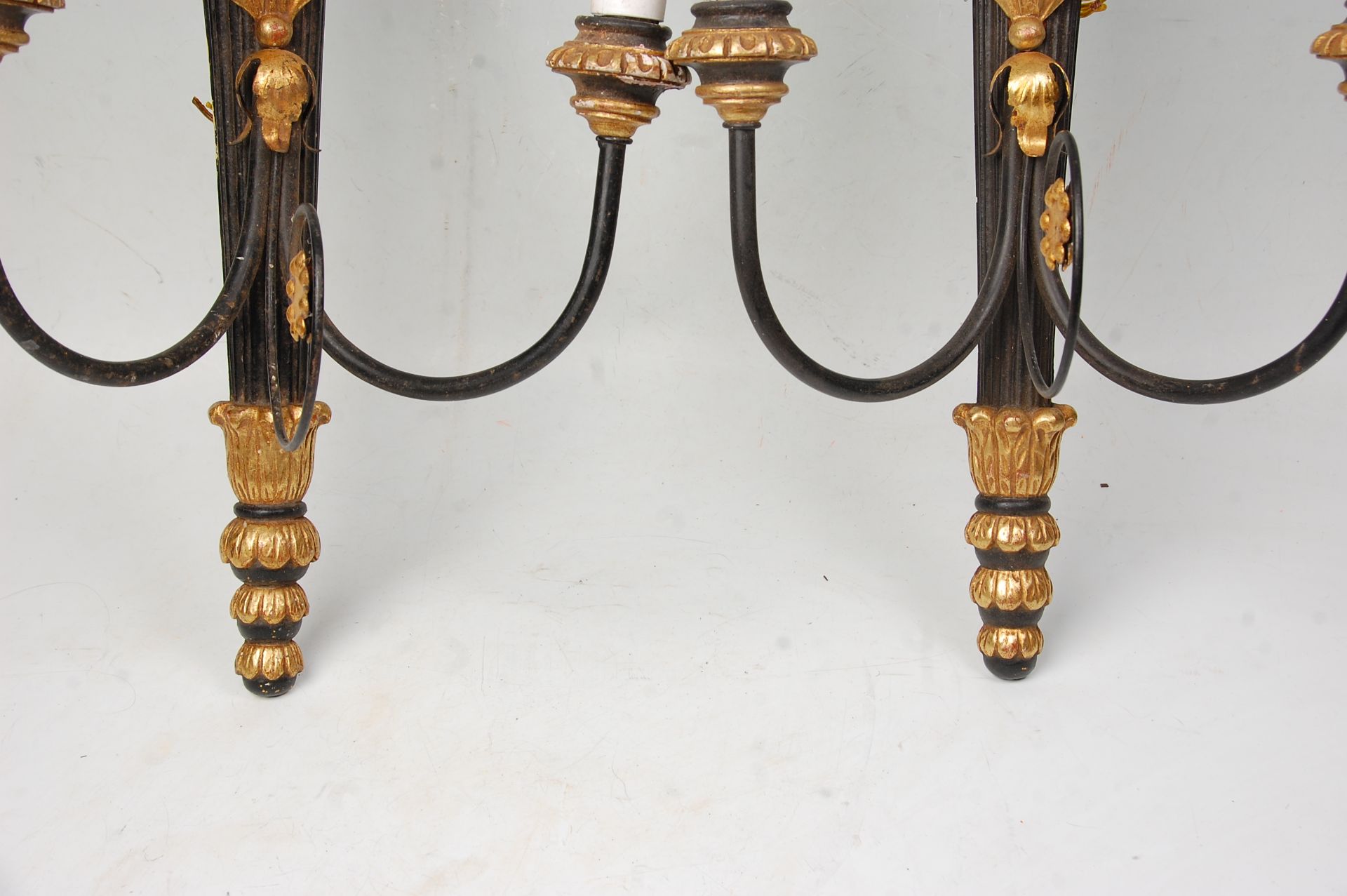 A pair of 20th Century gilt wall mounting candelabra lights having ebonised reeded wall mounts - Bild 4 aus 5