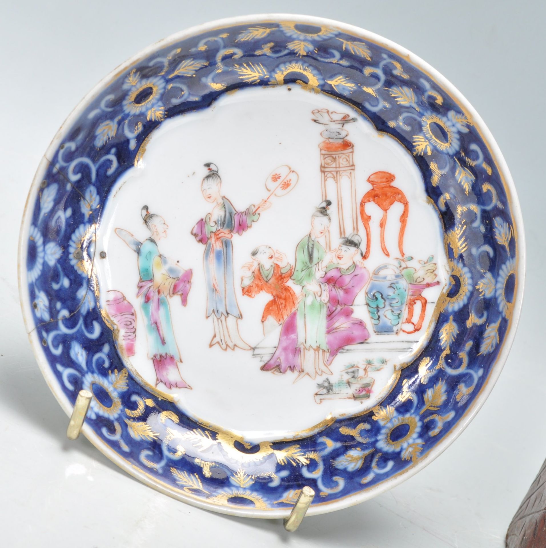 A 19th Century Chinese round polychrome dish being hand painted with court scenes with cobalt and - Bild 2 aus 6