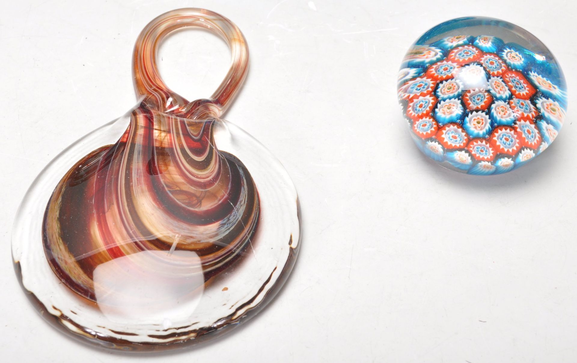 A collection of 20th Century vintage retro glass to include a Mdina vase with a bulbous body and - Bild 4 aus 4