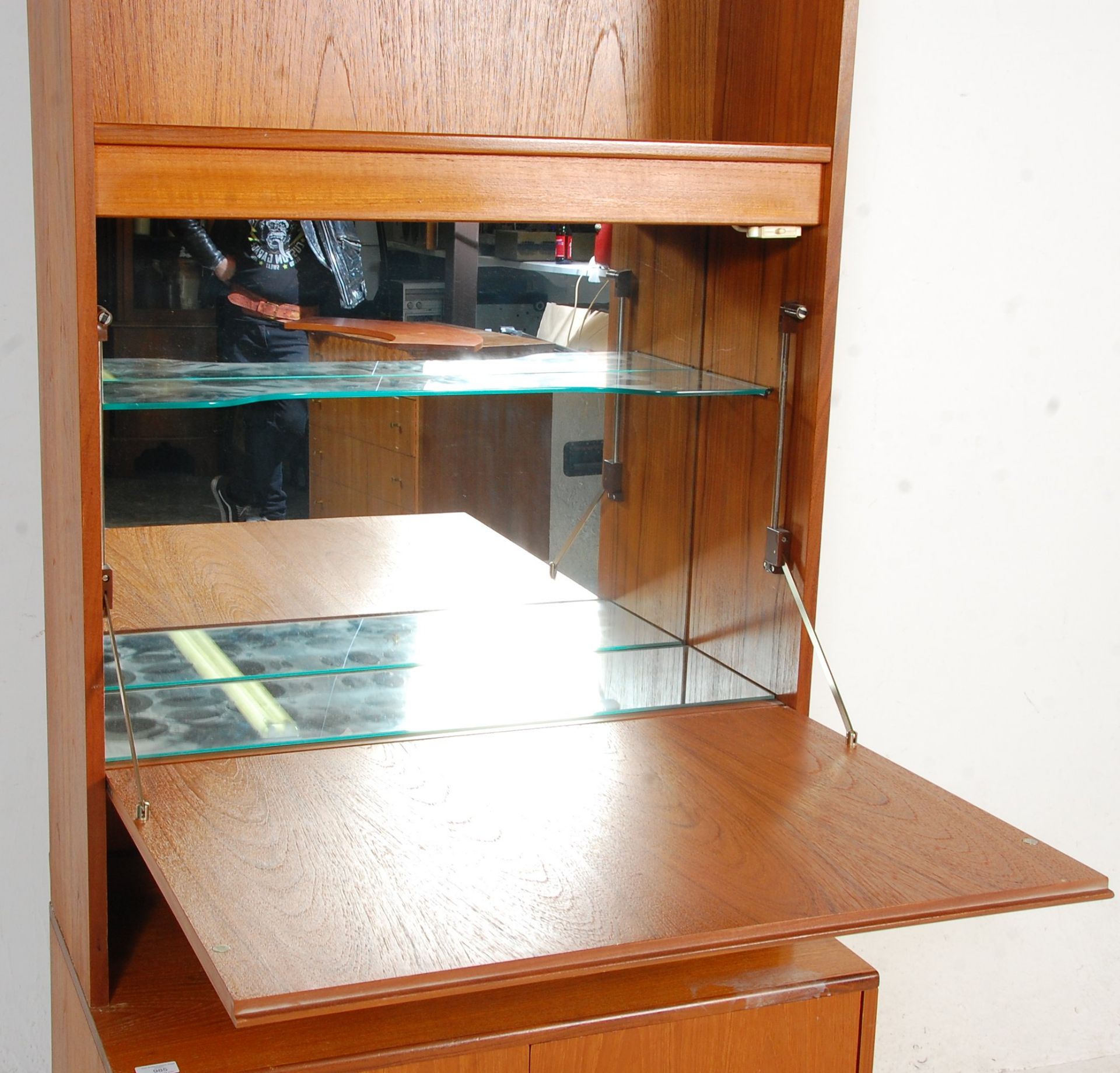 A vintage retro G Plan mid 20th Century teak wood wall unit  bookcase / drinks cabinet having a twin - Bild 4 aus 6