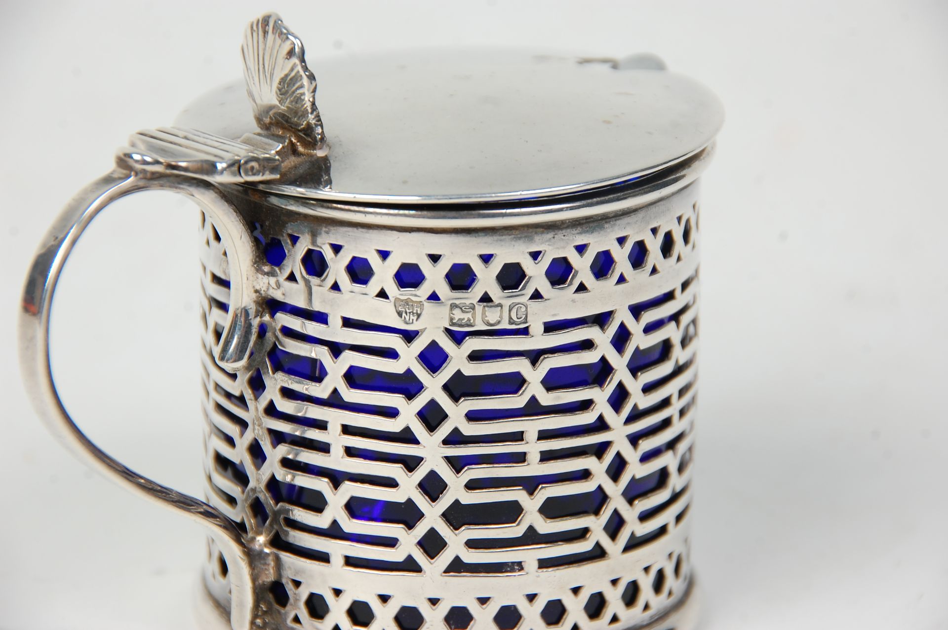 A decorative 19th Century Victorian silver hallmarked mustard pot having fret pierced decoration - Bild 3 aus 11