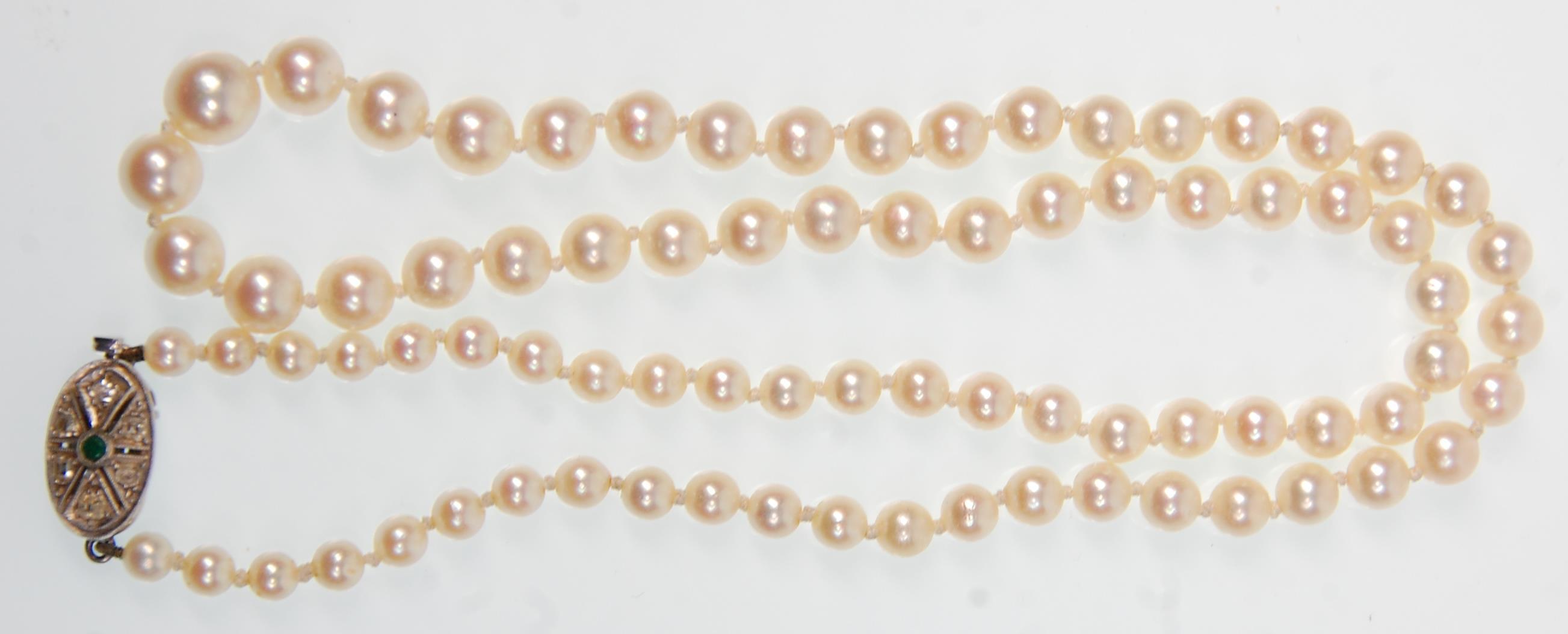 A good vintage cultured pearl necklace having a single strand of graduating pearls on a white gold - Image 2 of 4