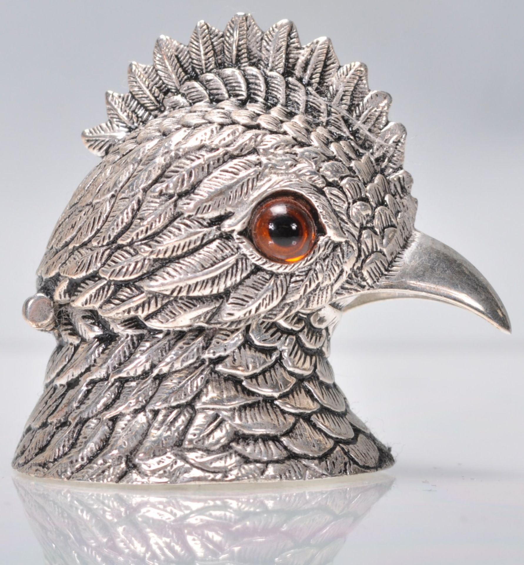 An unusual silver white metal inkwell in the form of a bird having detailed feather decoration being - Bild 3 aus 6