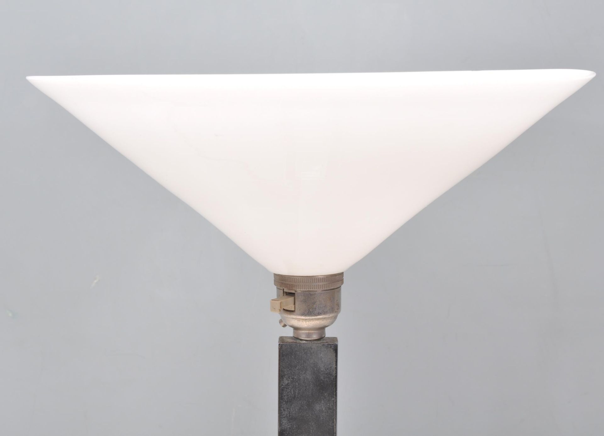 A good vintage 20th Century Art Deco chrome table lamp raised on a stepped base having a white glass - Bild 4 aus 6