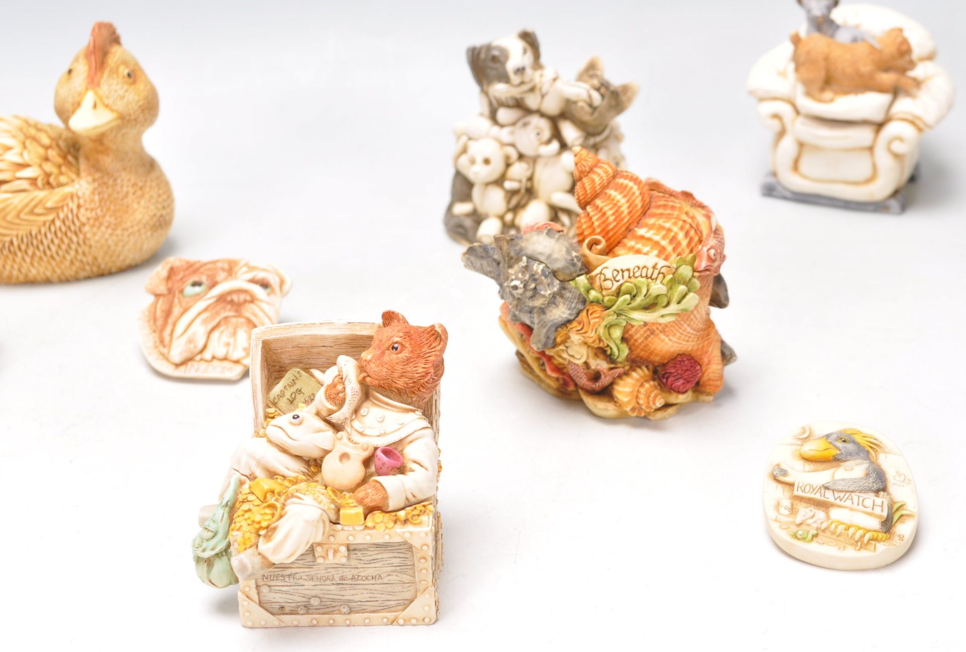 A collection of Harmony Kingdom resin novelty figurines to include a bull dog box, field mouse - Bild 5 aus 13