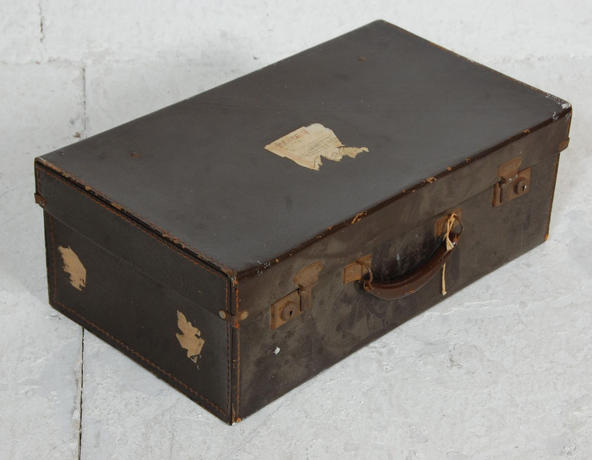 A mixed group of six vintage and retro travel cases of varying materials and designs to include - Image 8 of 10