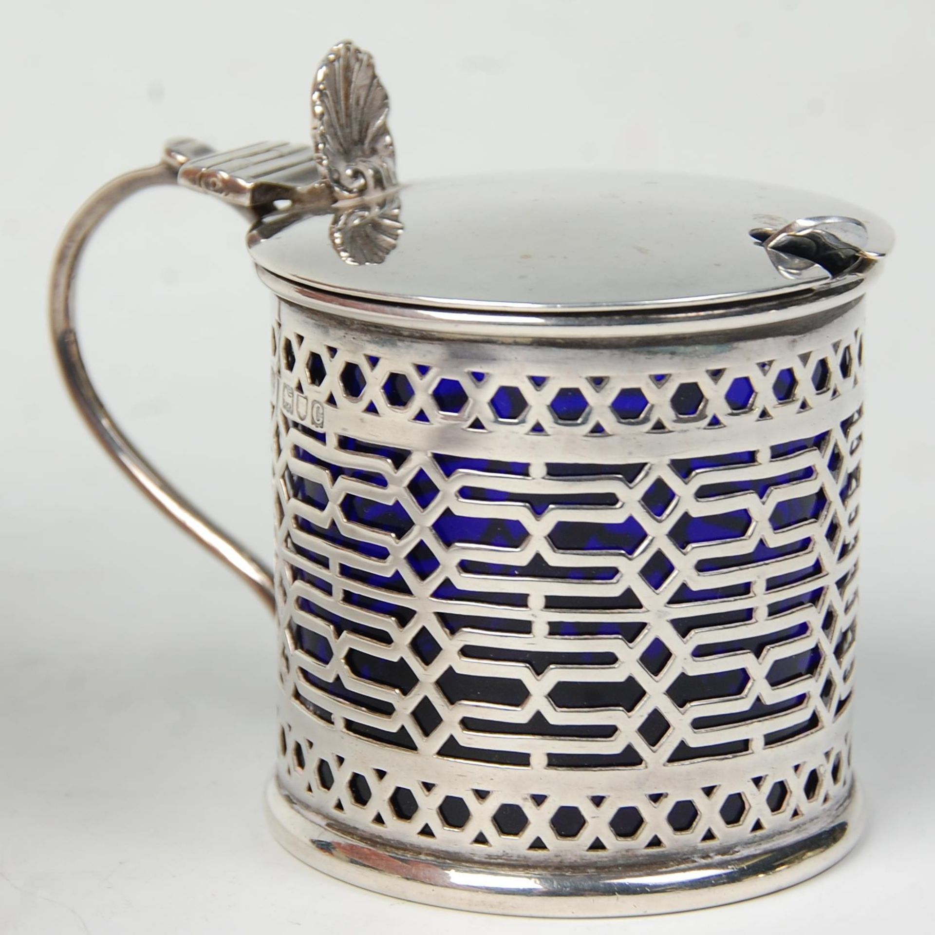 A decorative 19th Century Victorian silver hallmarked mustard pot having fret pierced decoration - Bild 8 aus 11