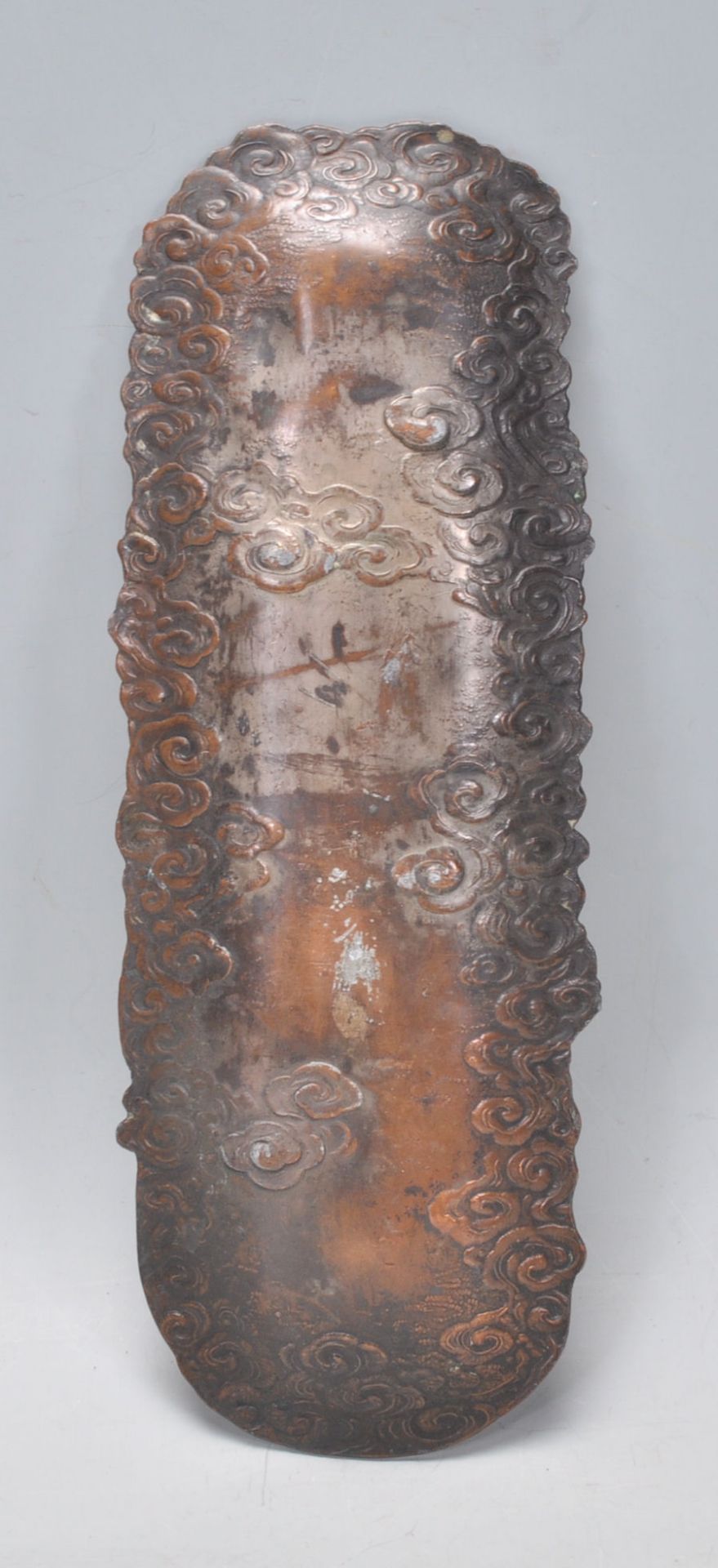 An early 20th Century antique Japanese bronzed brush / pen tray having moulded decoration in the - Bild 6 aus 6