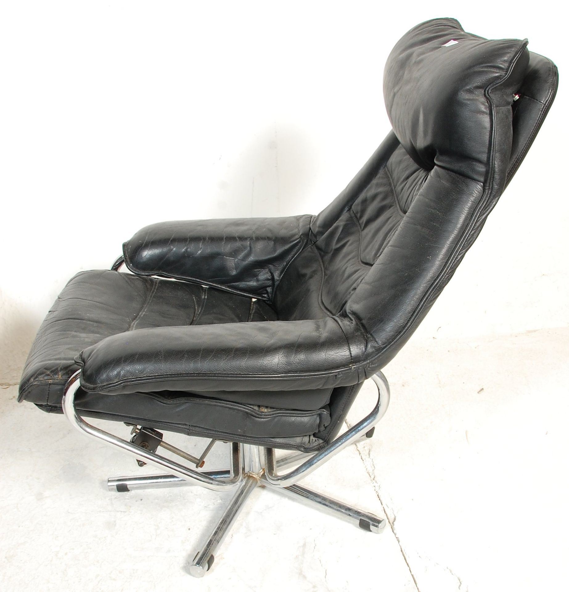 A pair of vintage retro 1970's Swedish black leather arm / lounge chairs, each raised on chrome - Bild 7 aus 7