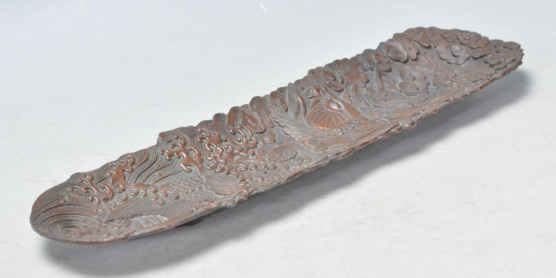 An early 20th Century antique Japanese bronzed brush / pen tray having moulded decoration in the - Bild 2 aus 6